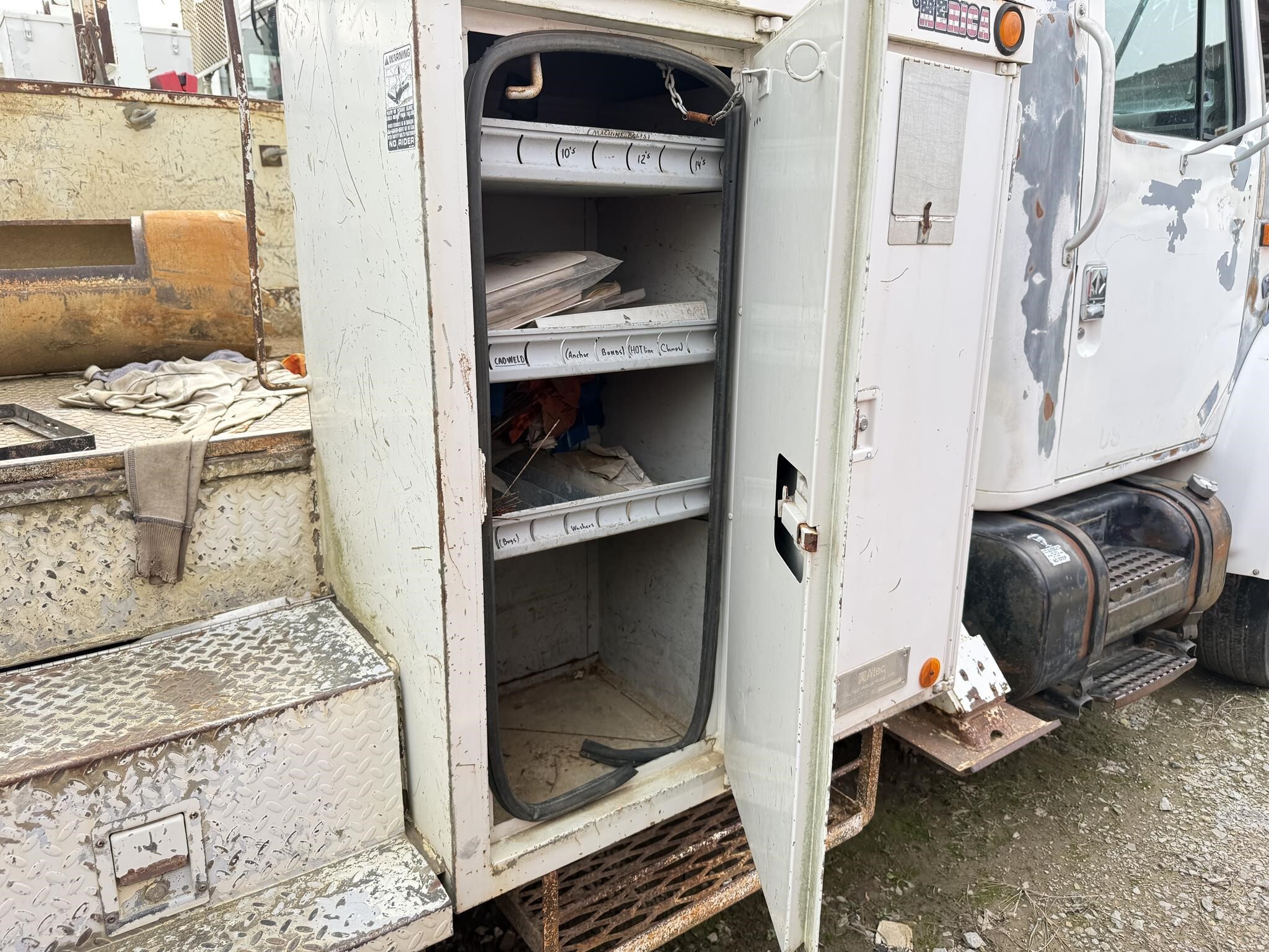 1998 Altec D945B Crane