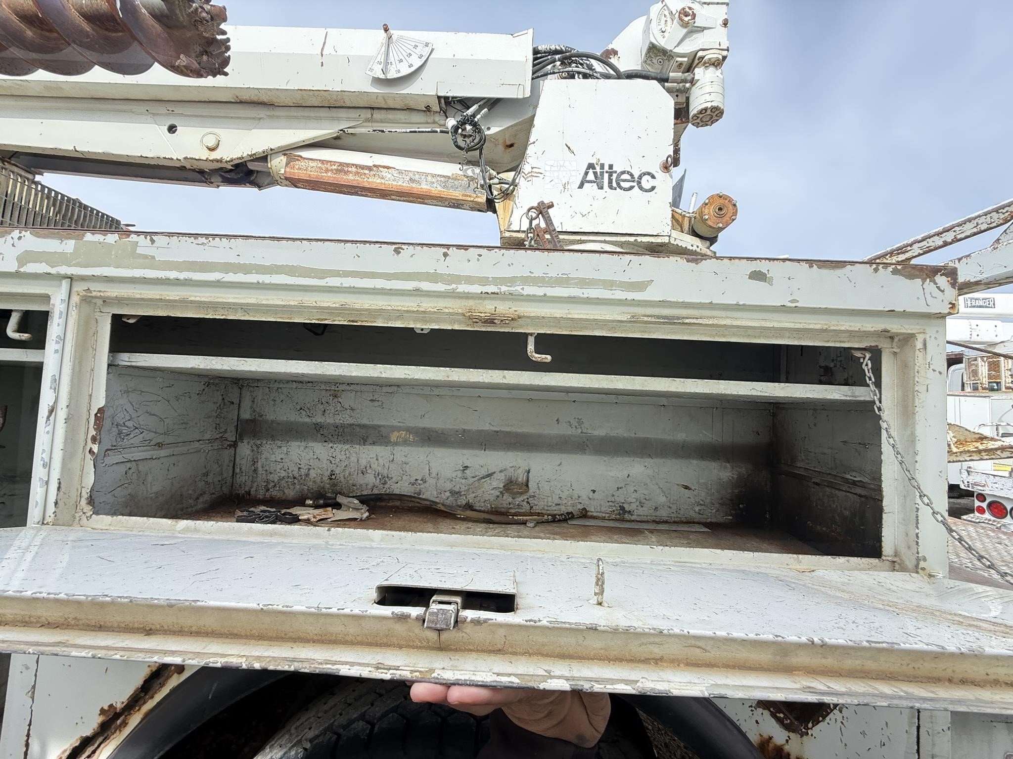 1998 Altec D945B Crane