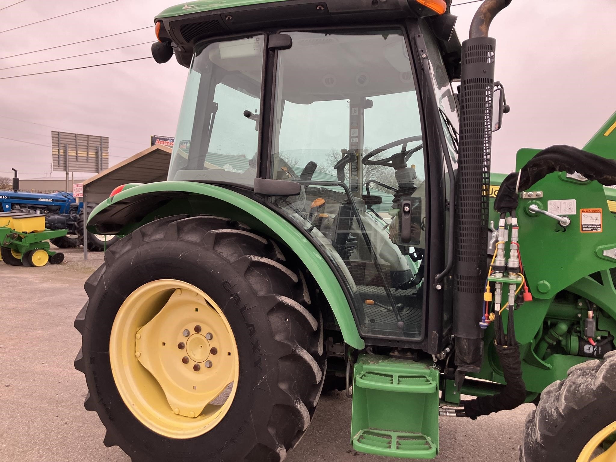 2014 John Deere 5075E Tractor