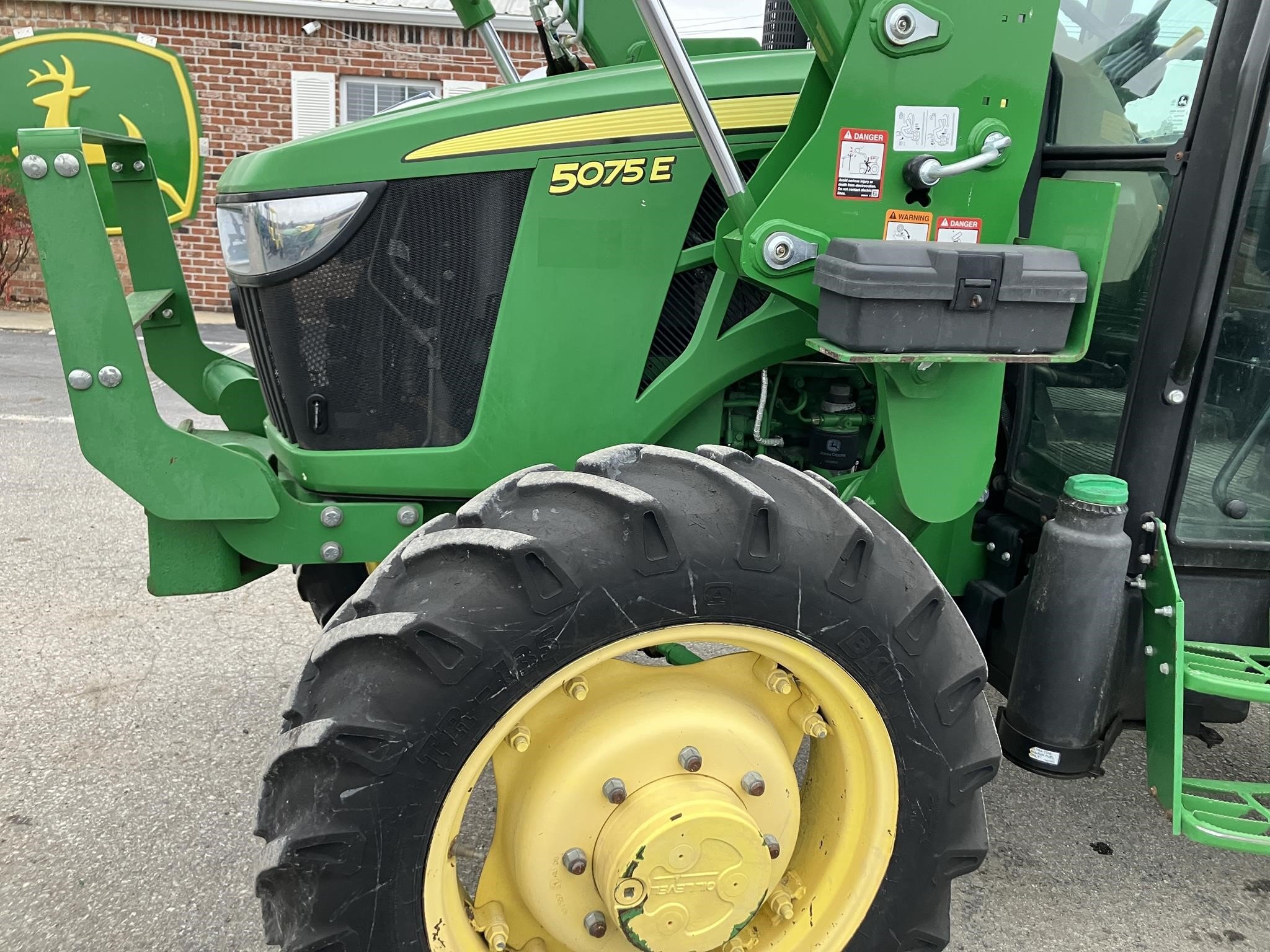 2014 John Deere 5075E Tractor