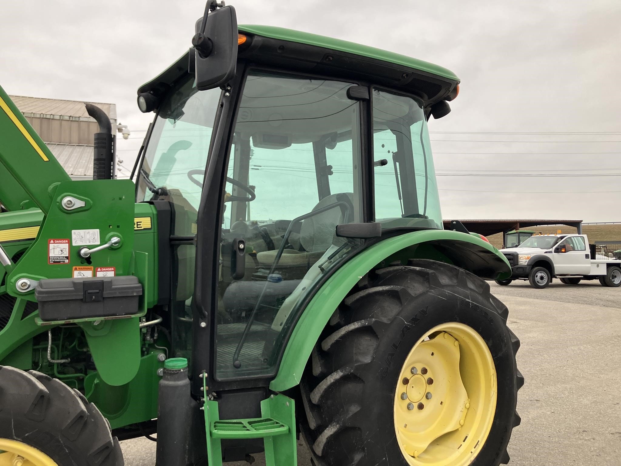 2014 John Deere 5075E Tractor