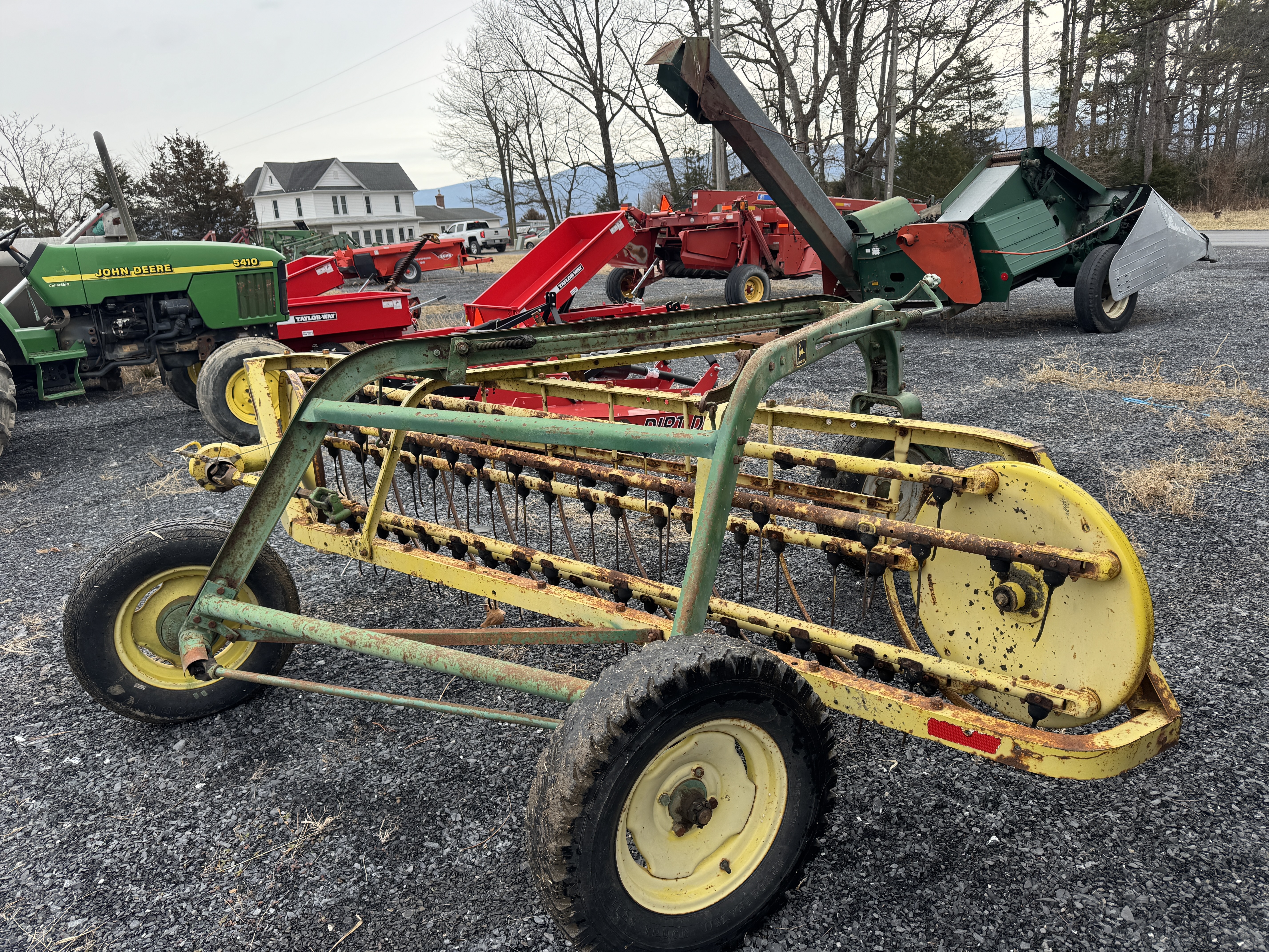 1988 John Deere 660 Rake
