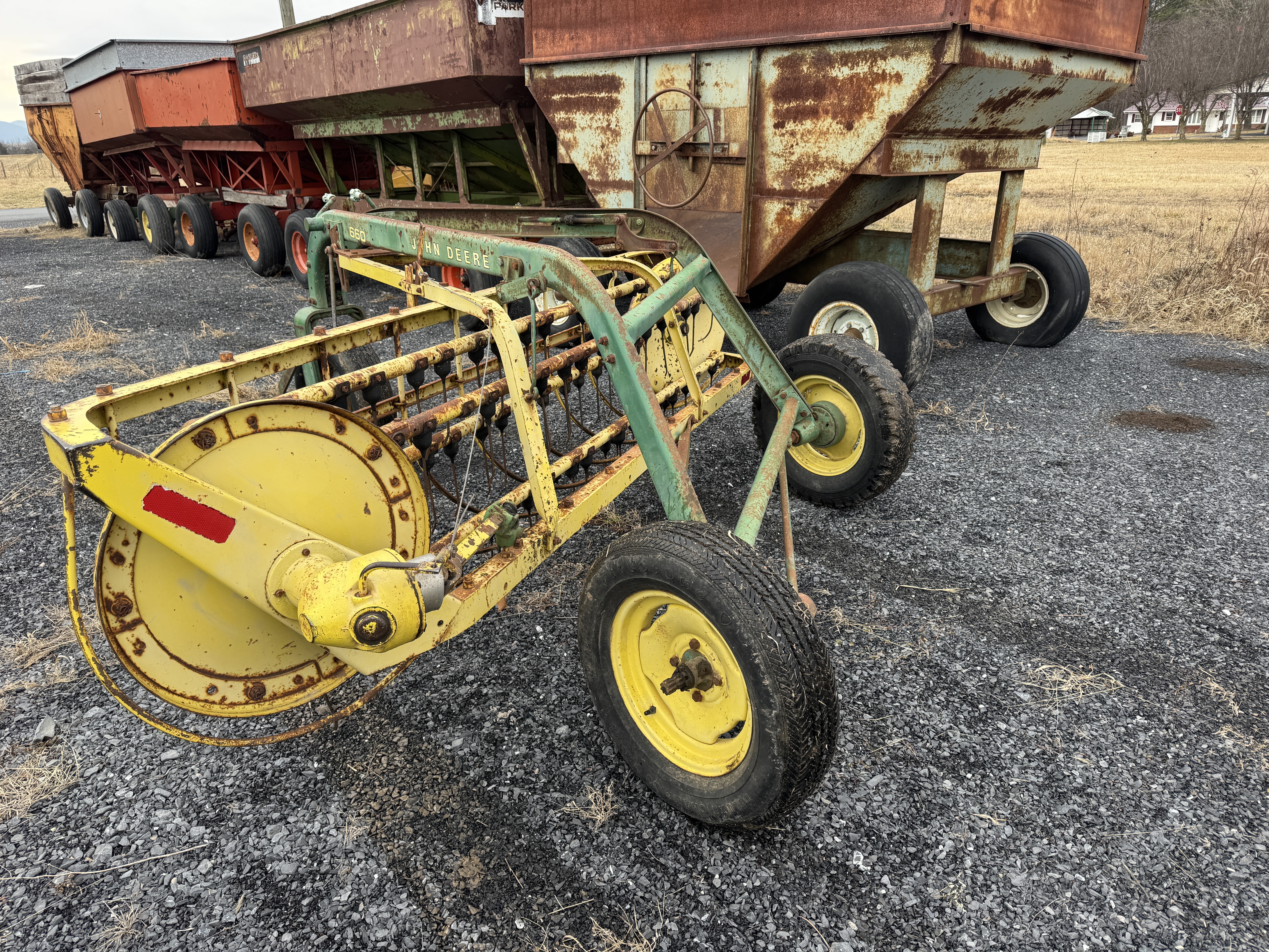 1988 John Deere 660 Rake