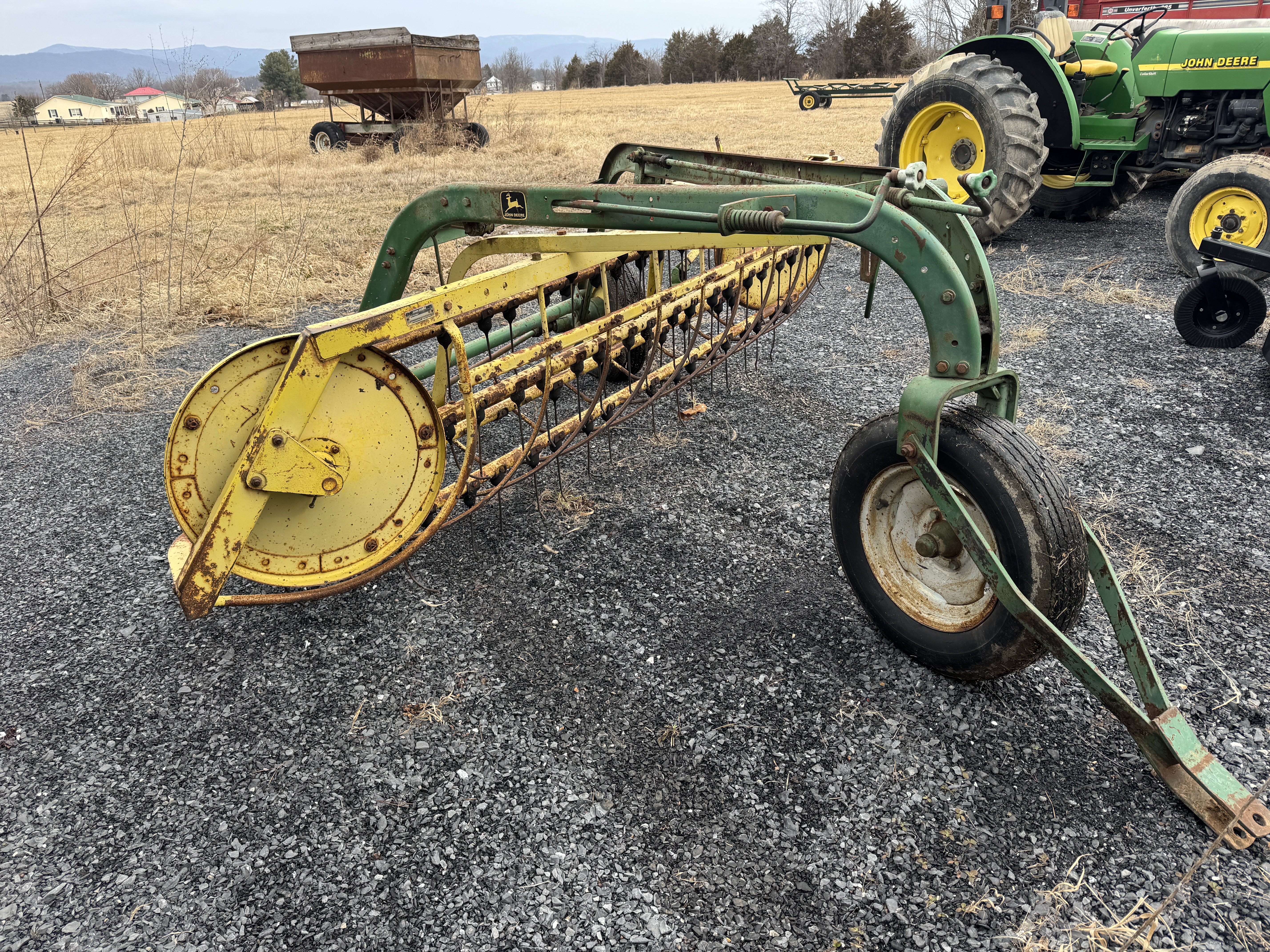 1988 John Deere 660 Rake