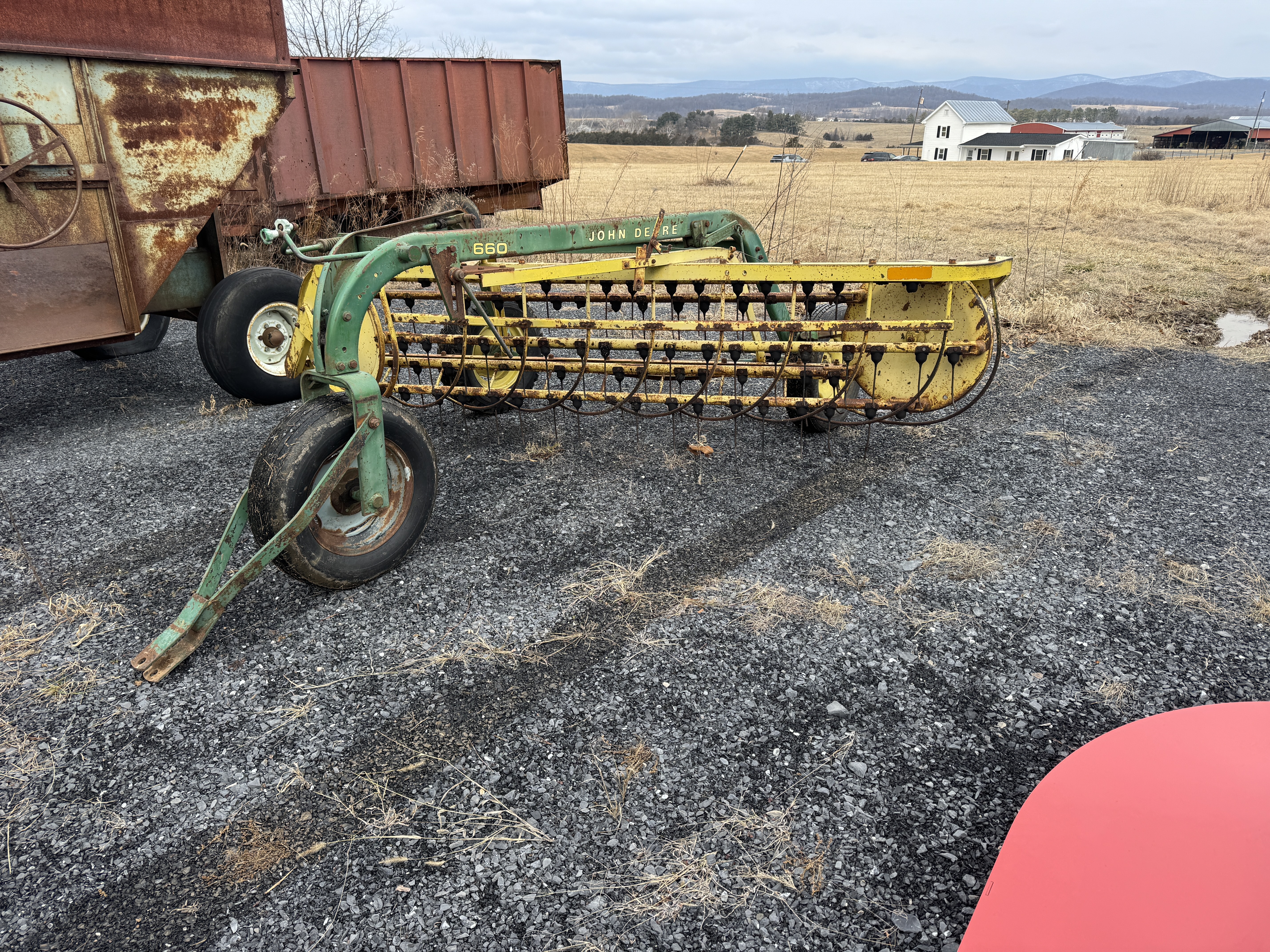 1988 John Deere 660 Rake