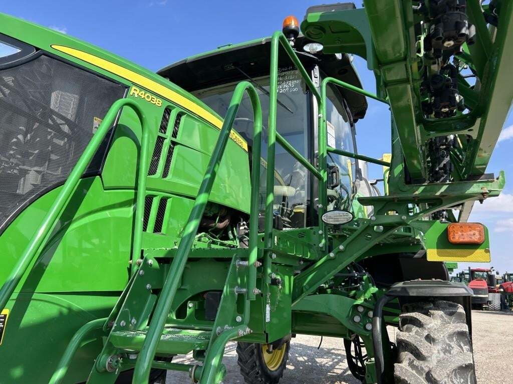 2017 John Deere R4038 Self-Propelled Sprayer