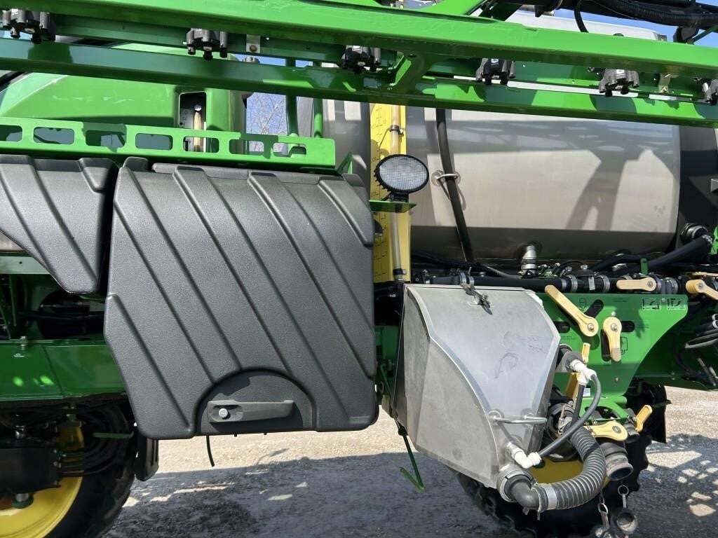 2017 John Deere R4038 Self-Propelled Sprayer