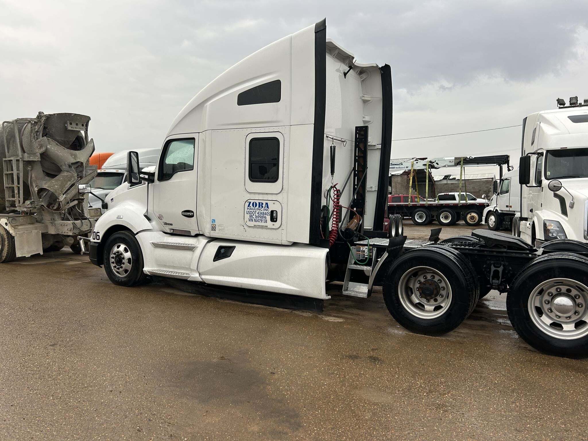 2022 Kenworth T680 Semi Trucks/Trailer