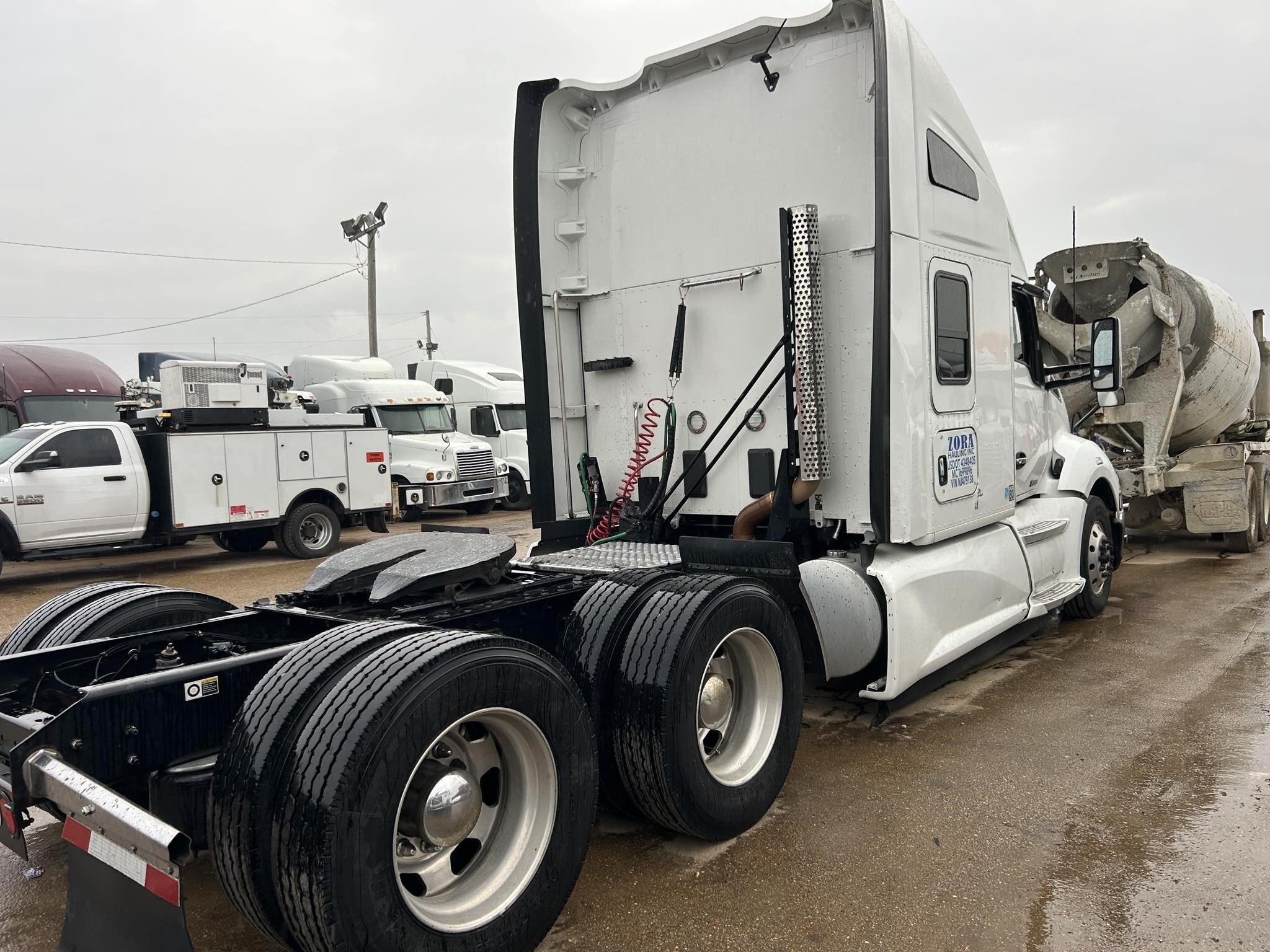 2022 Kenworth T680 Semi Trucks/Trailer