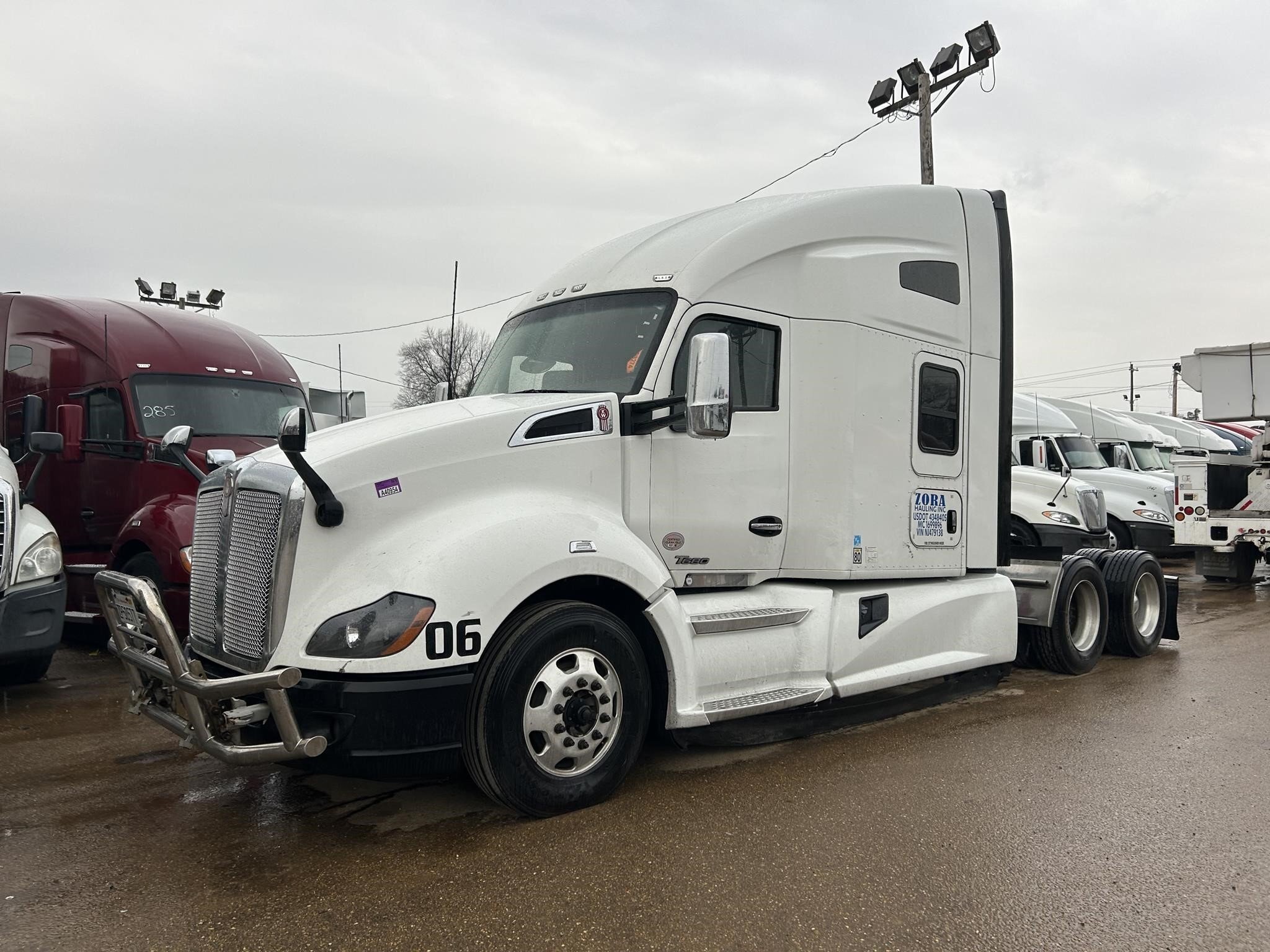 2022 Kenworth T680 Semi Trucks/Trailer