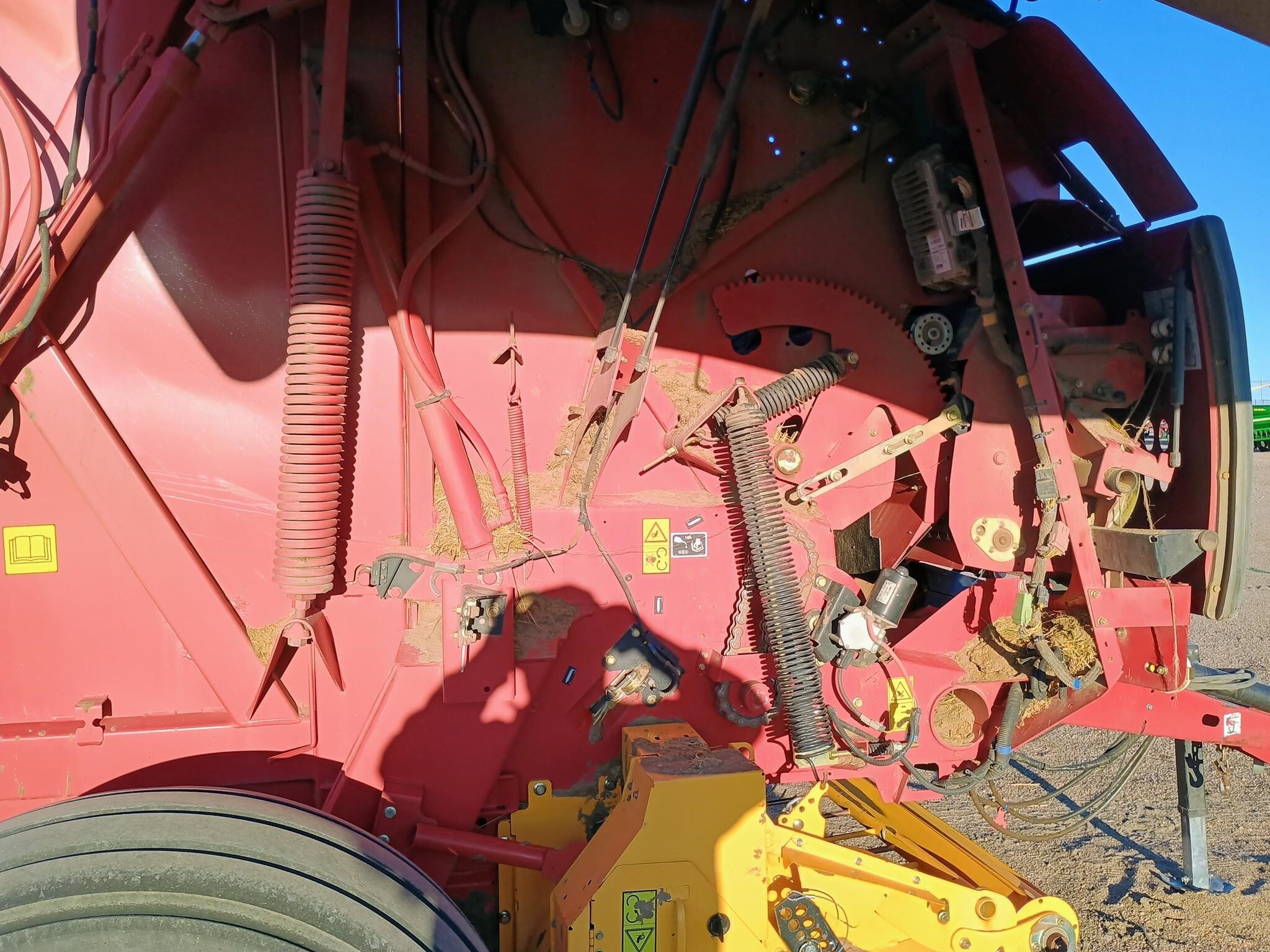 2016 New Holland Roll-Belt 560 Round Baler