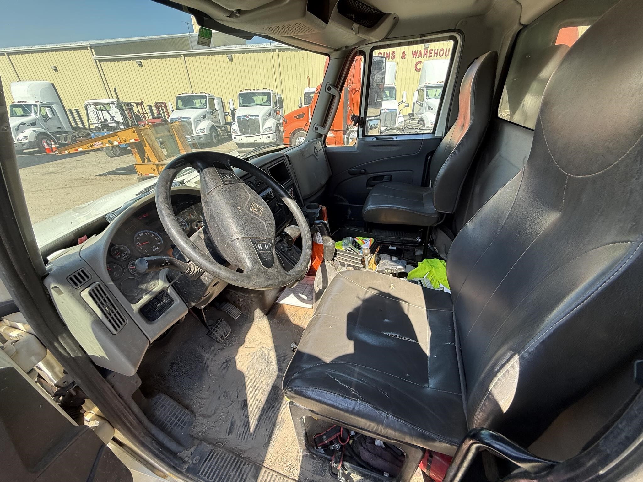 2016 International DURASTAR 4300 Semi Trucks/Trailer