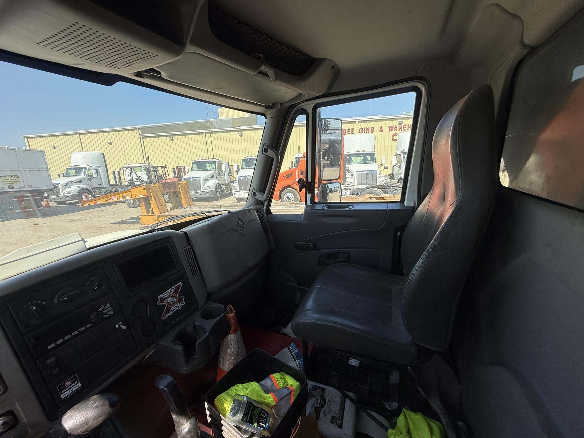 2016 International DURASTAR 4300 Semi Trucks/Trailer