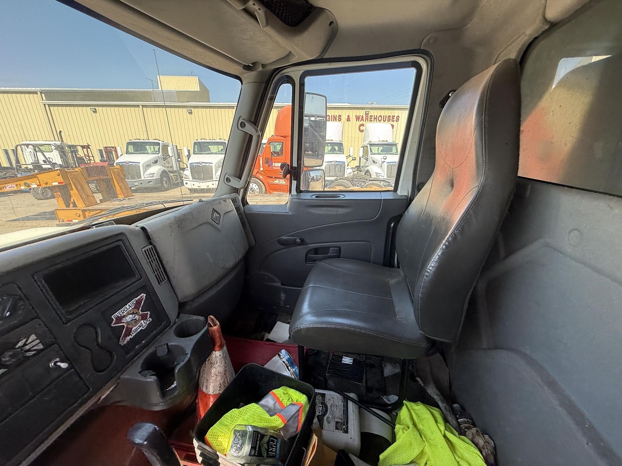 2016 International DURASTAR 4300 Semi Trucks/Trailer