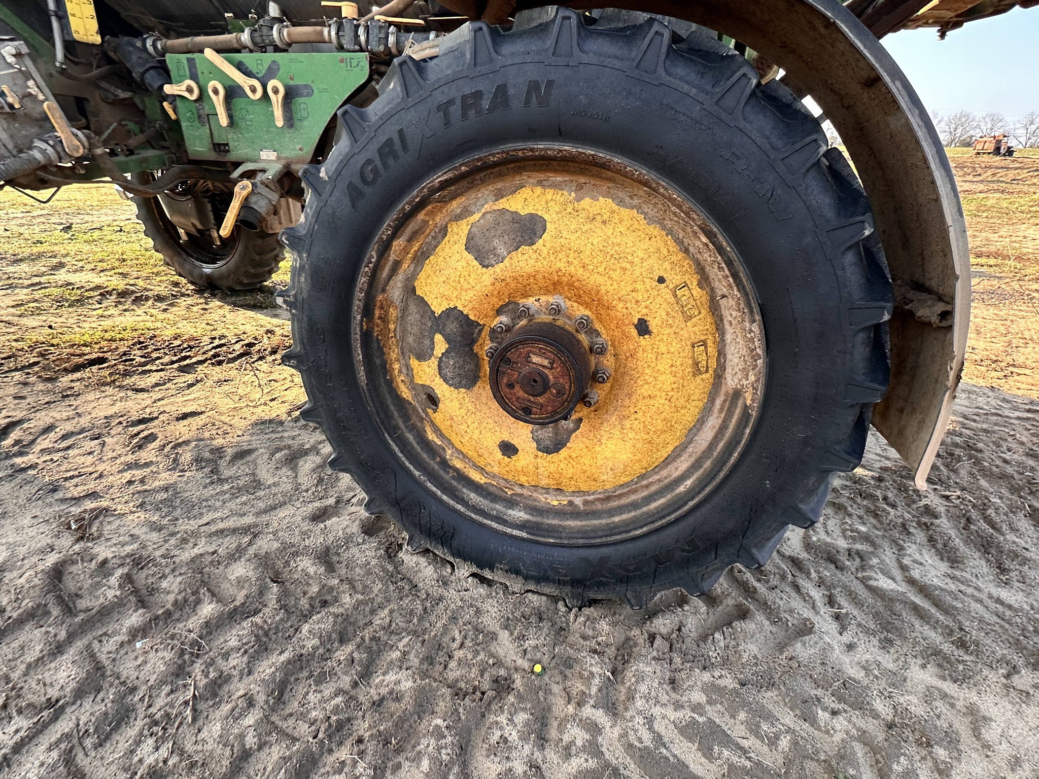 2016 John Deere R4038 Self-Propelled Sprayer