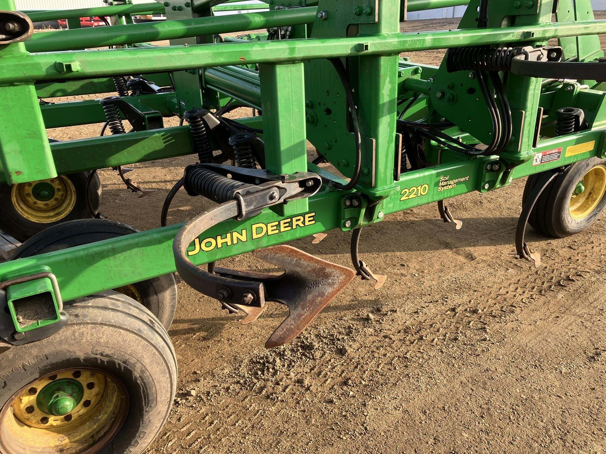 2012 John Deere 2210 Field Cultivator