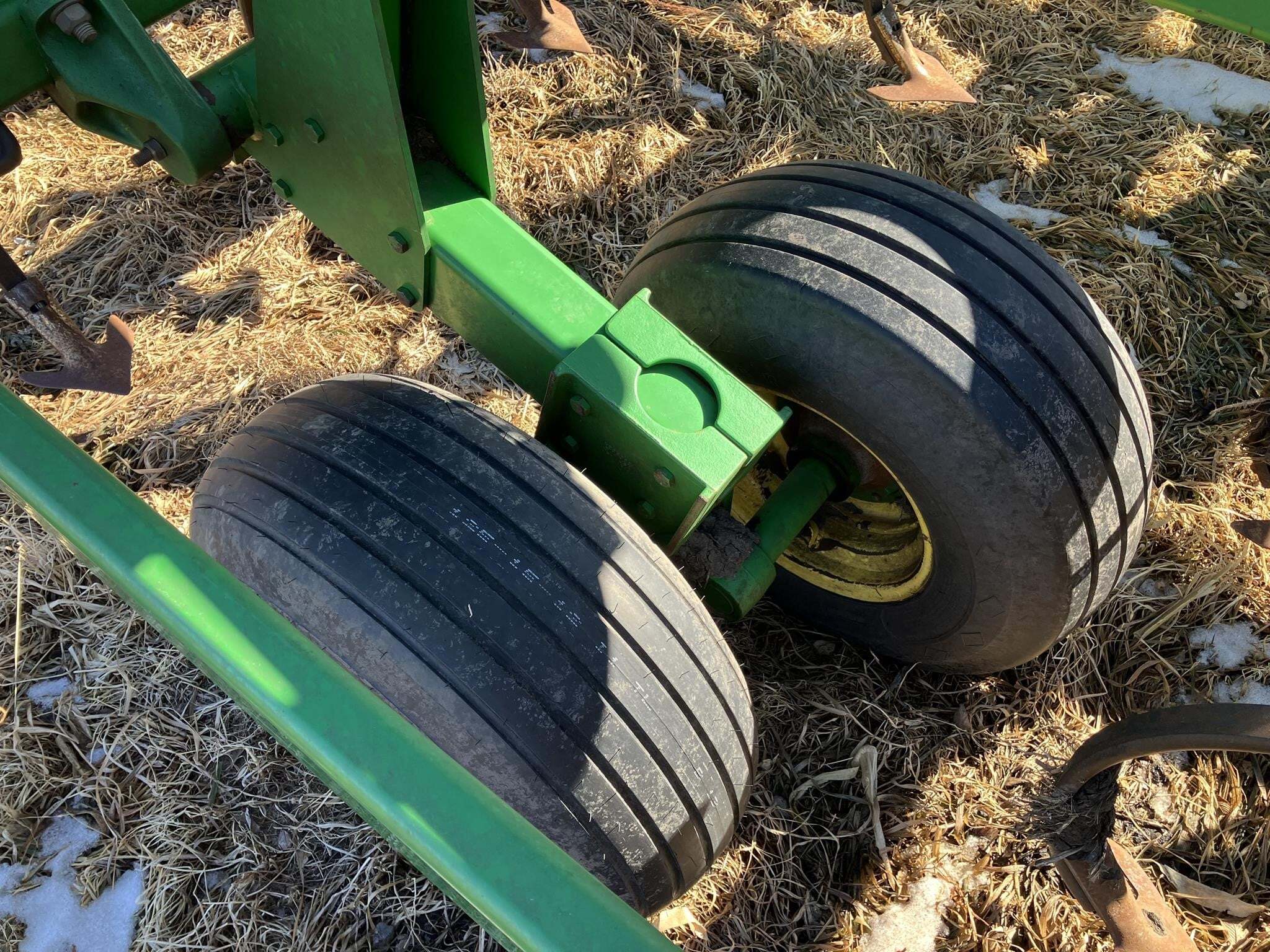 2012 John Deere 2210 Field Cultivator