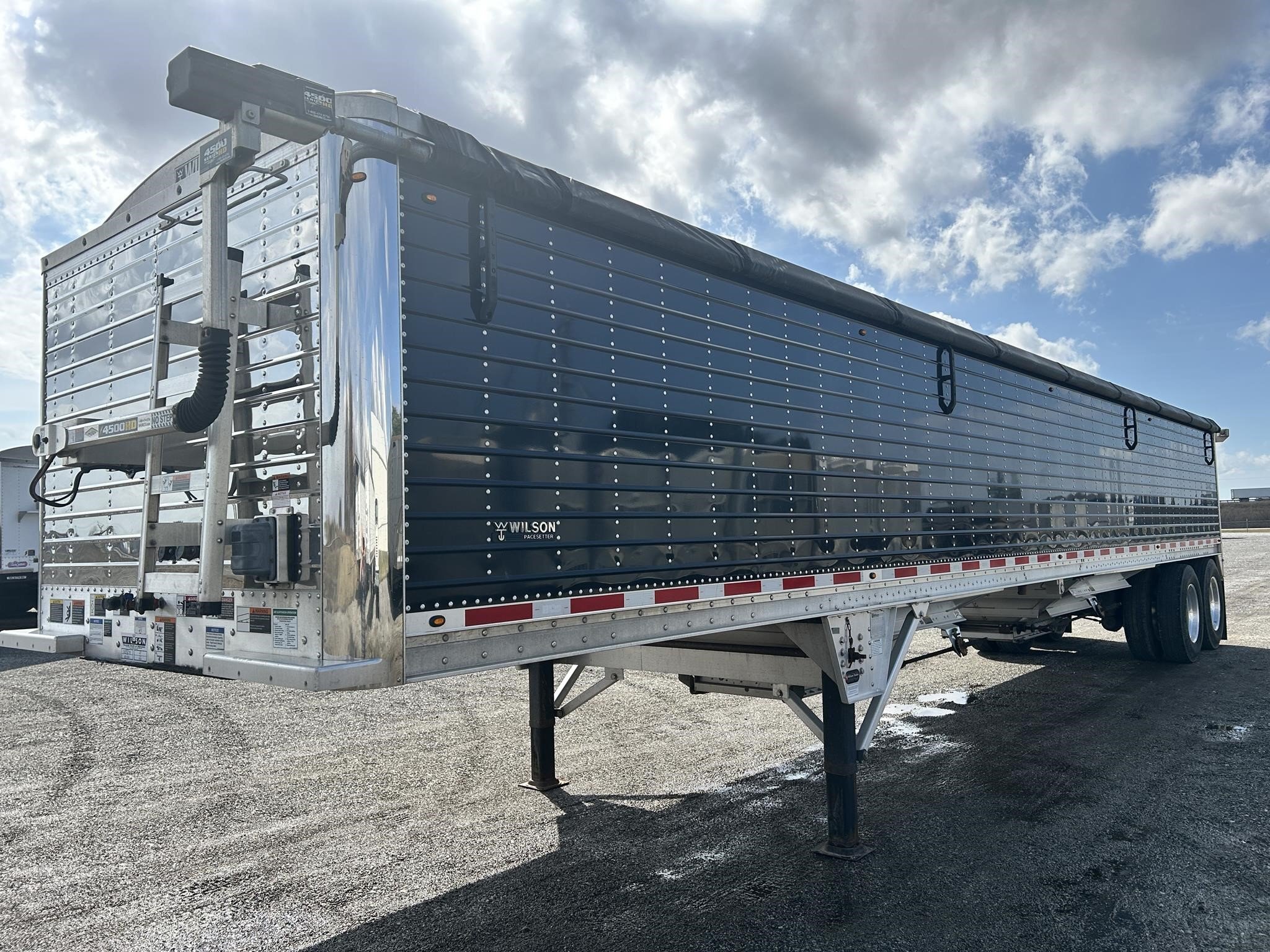 2022 Wilson DWH-650B Grain Trailer