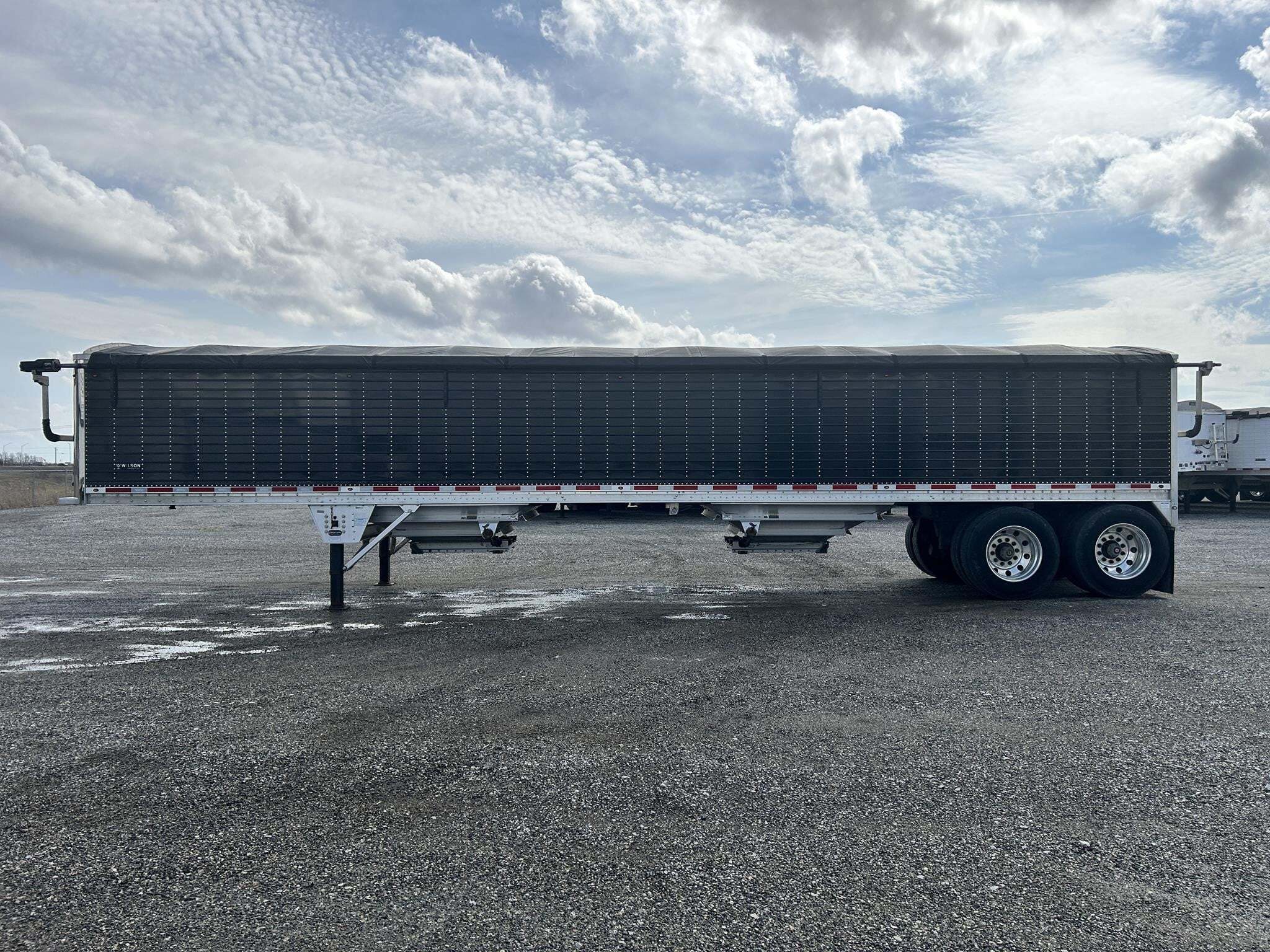 2022 Wilson DWH-650B Grain Trailer