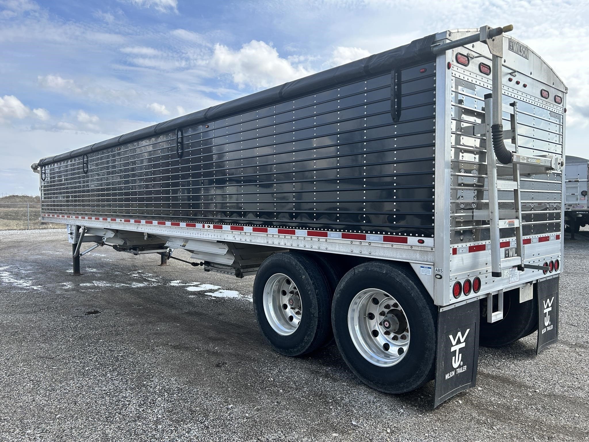 2022 Wilson DWH-650B Grain Trailer