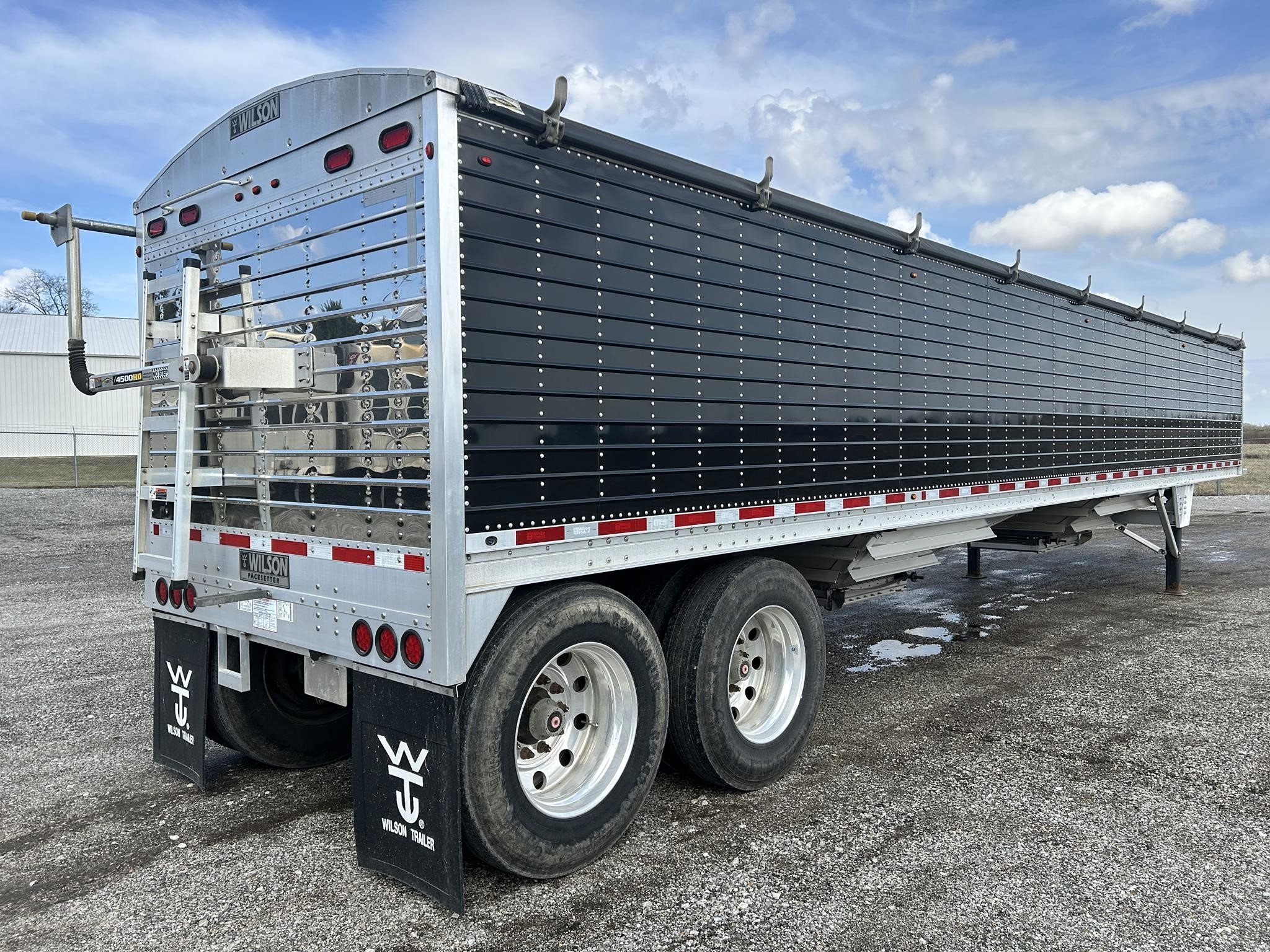 2022 Wilson DWH-650B Grain Trailer