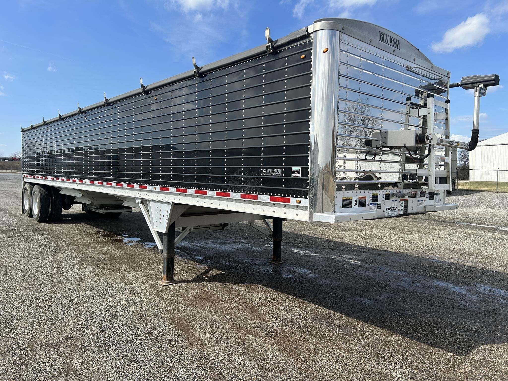 2022 Wilson DWH-650B Grain Trailer