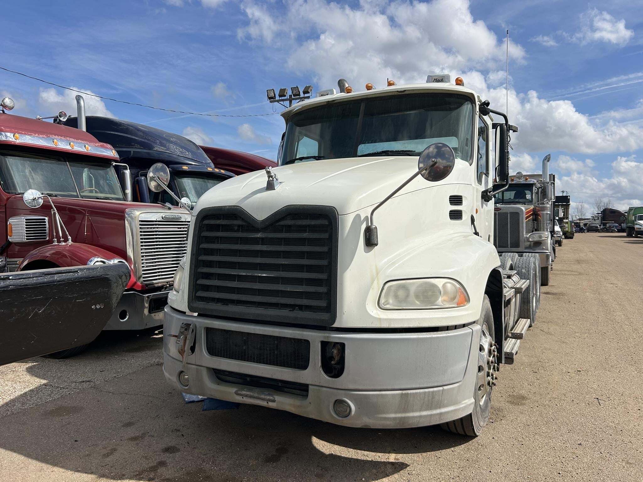 2014 Mack PINNACLE CXU613 Semi Trucks/Trailer