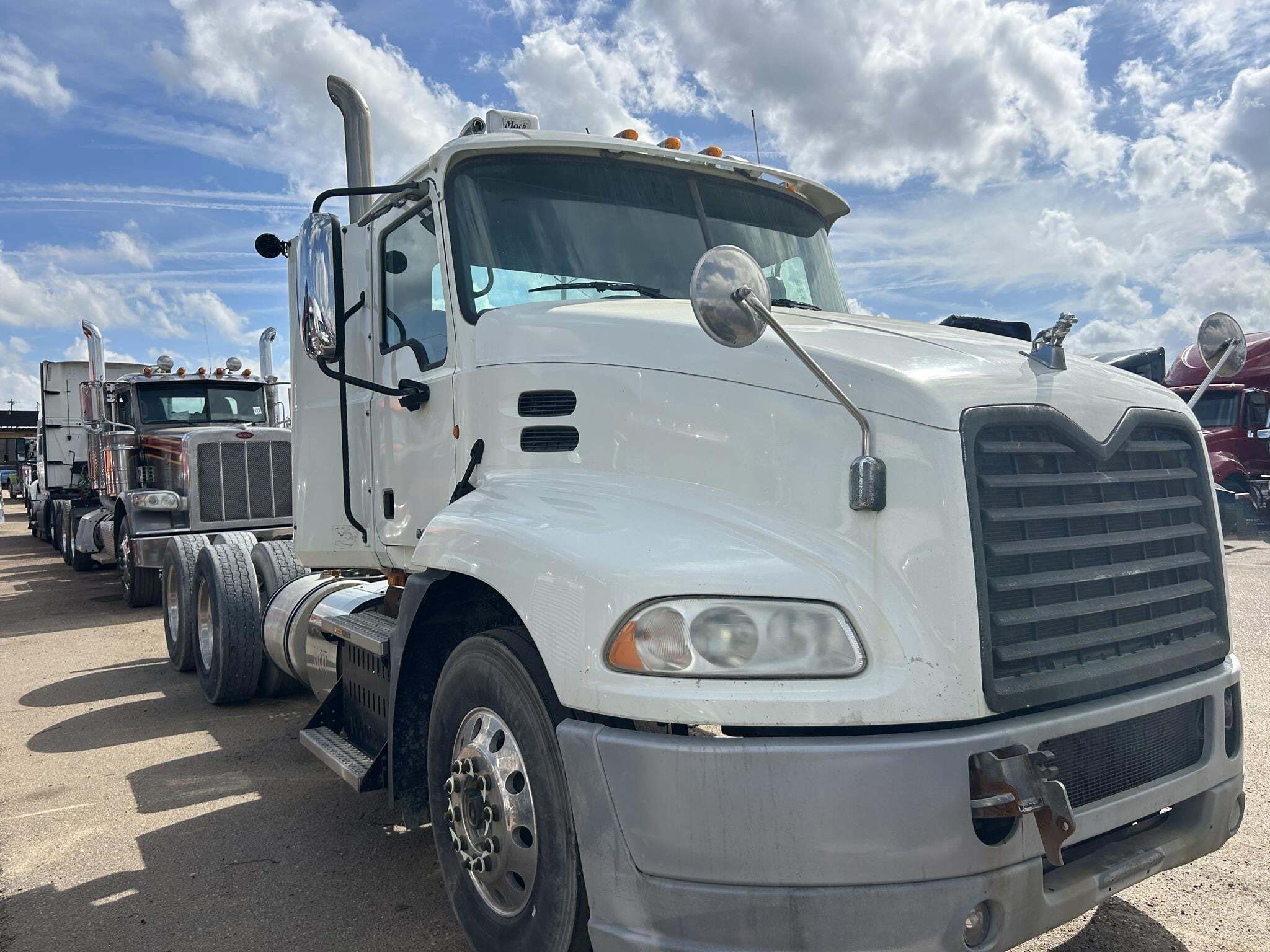 2014 Mack PINNACLE CXU613 Semi Trucks/Trailer