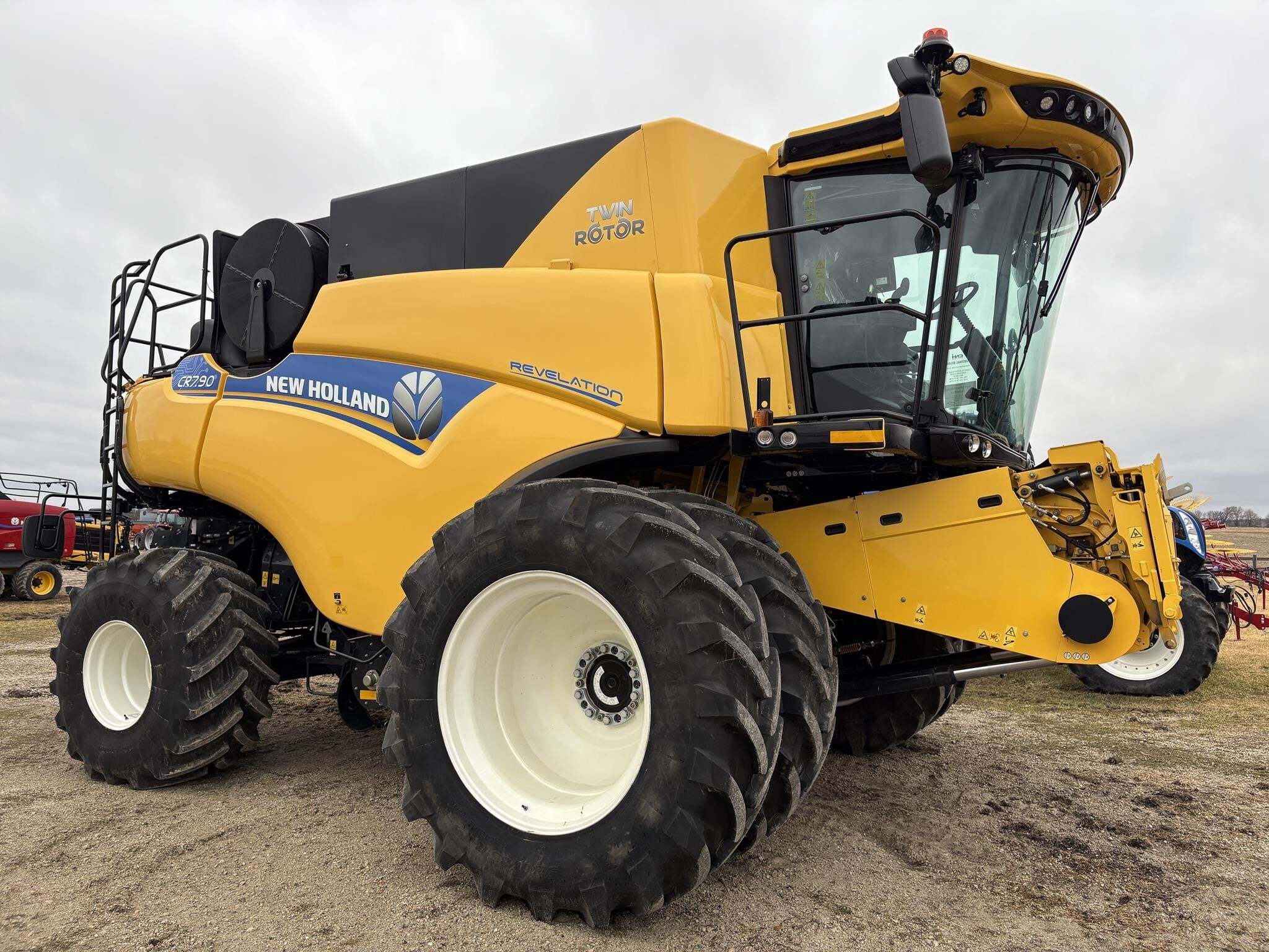 2023 New Holland CR7.90 REVELATION Combine