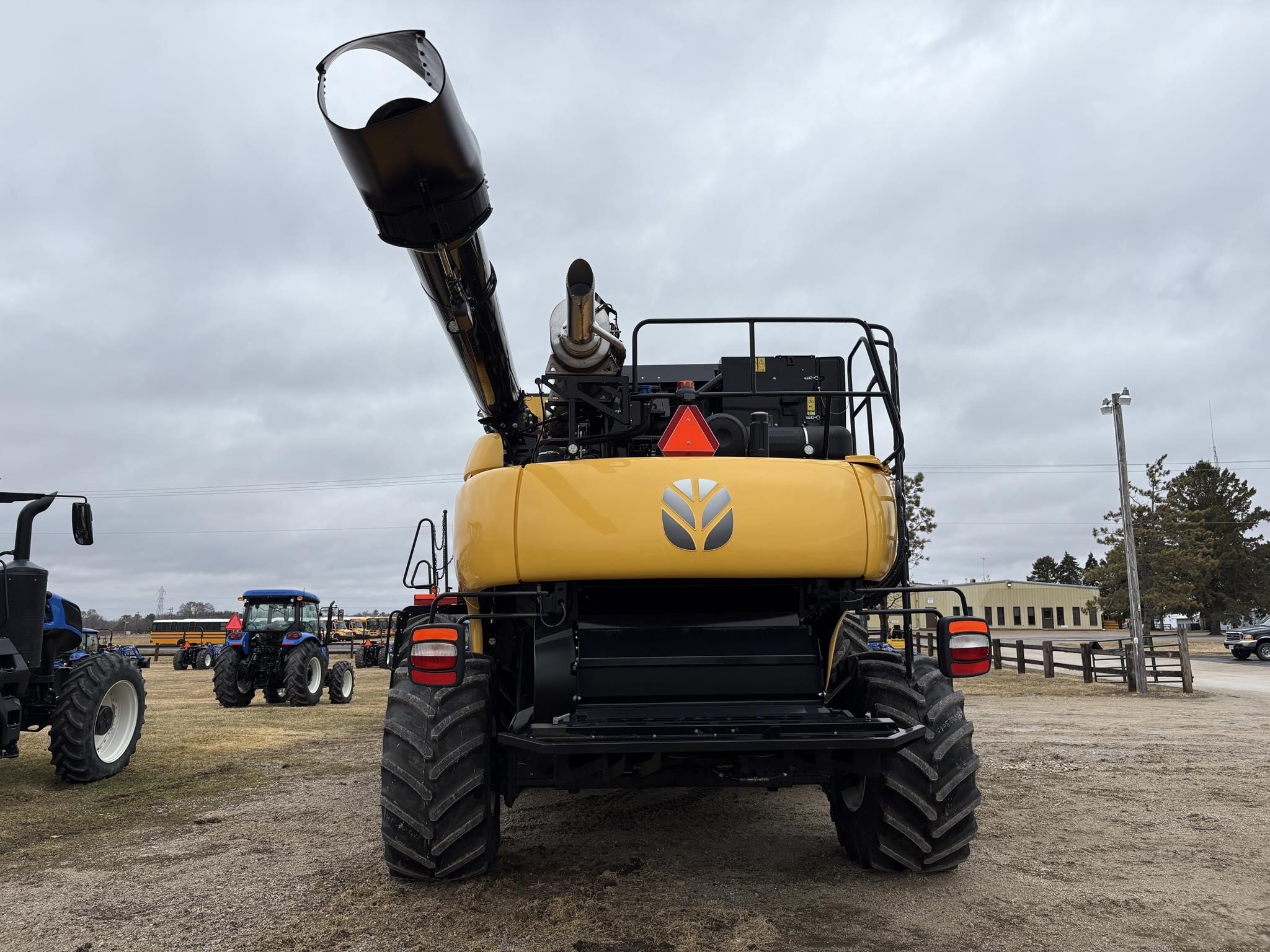 2023 New Holland CR7.90 REVELATION Combine