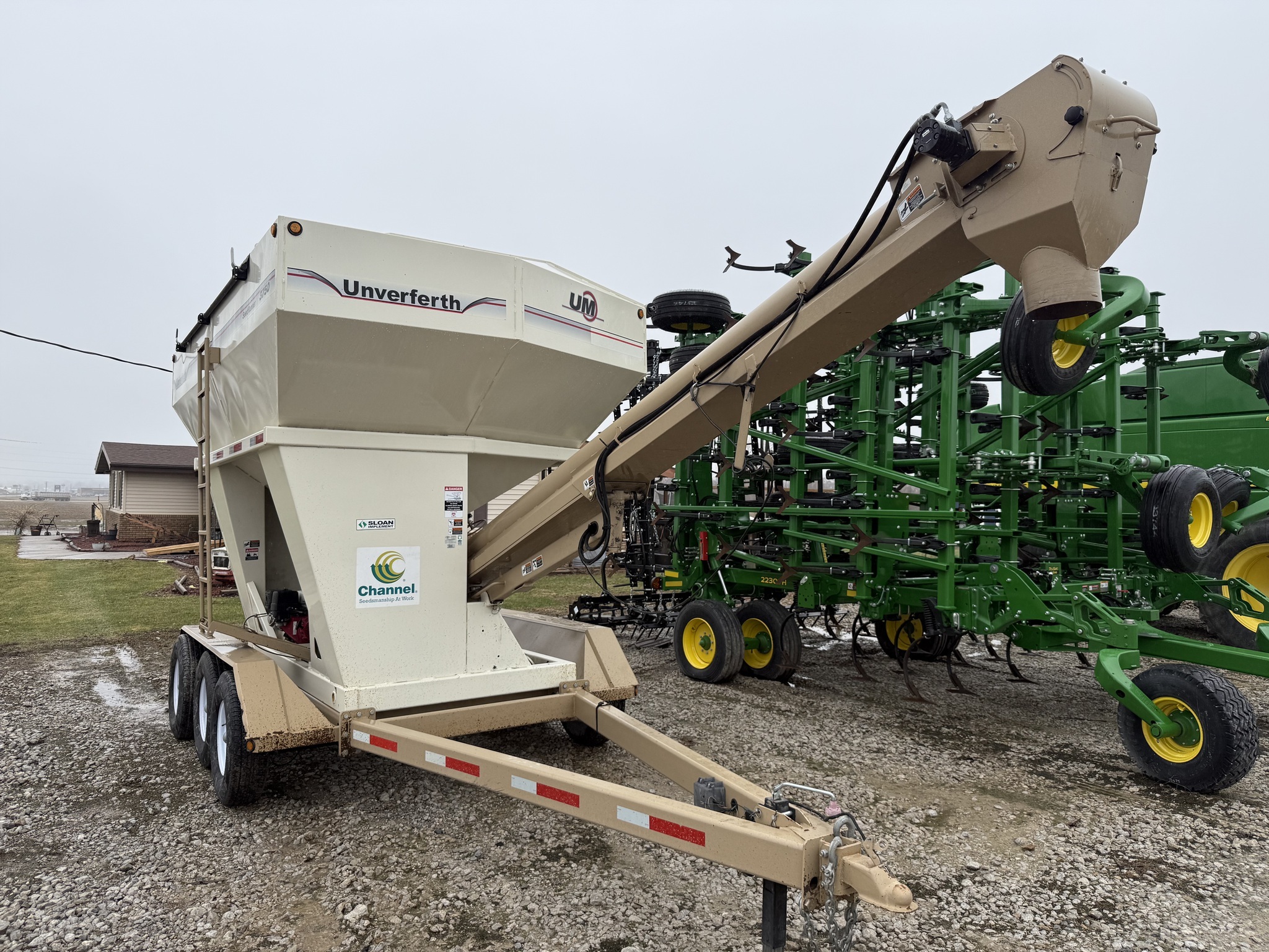 2012 Unverferth 3750 Seed Tender