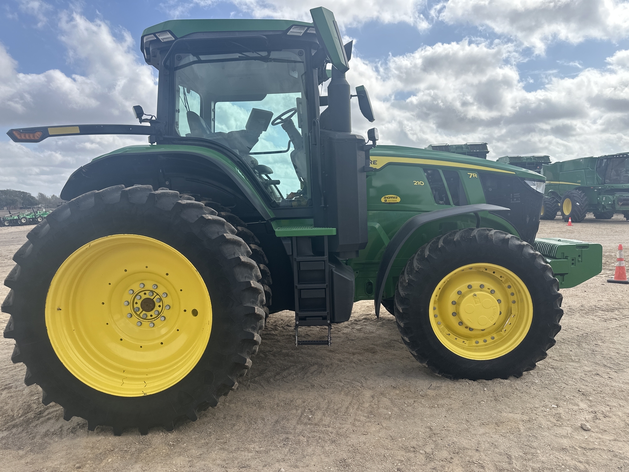 2022 John Deere 7R 210 Tractor