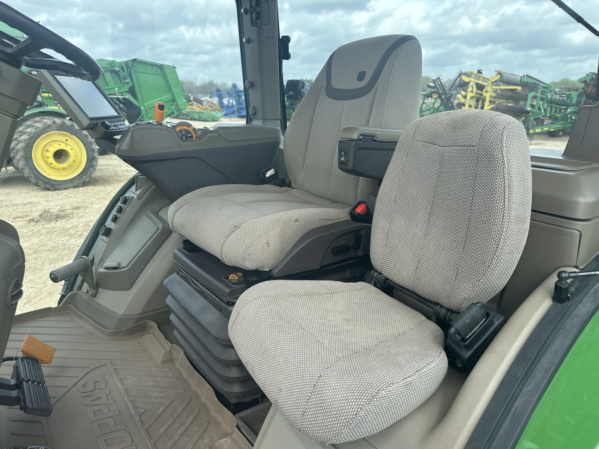 2022 John Deere 7R 210 Tractor