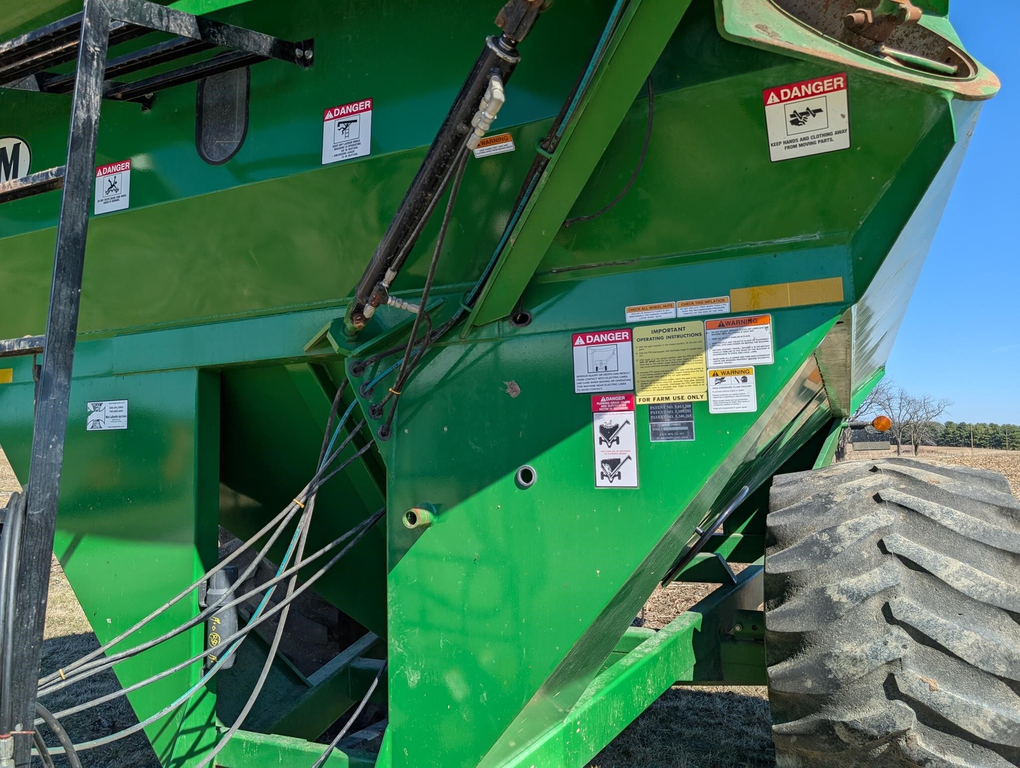  J&M 875-18 Grain Cart