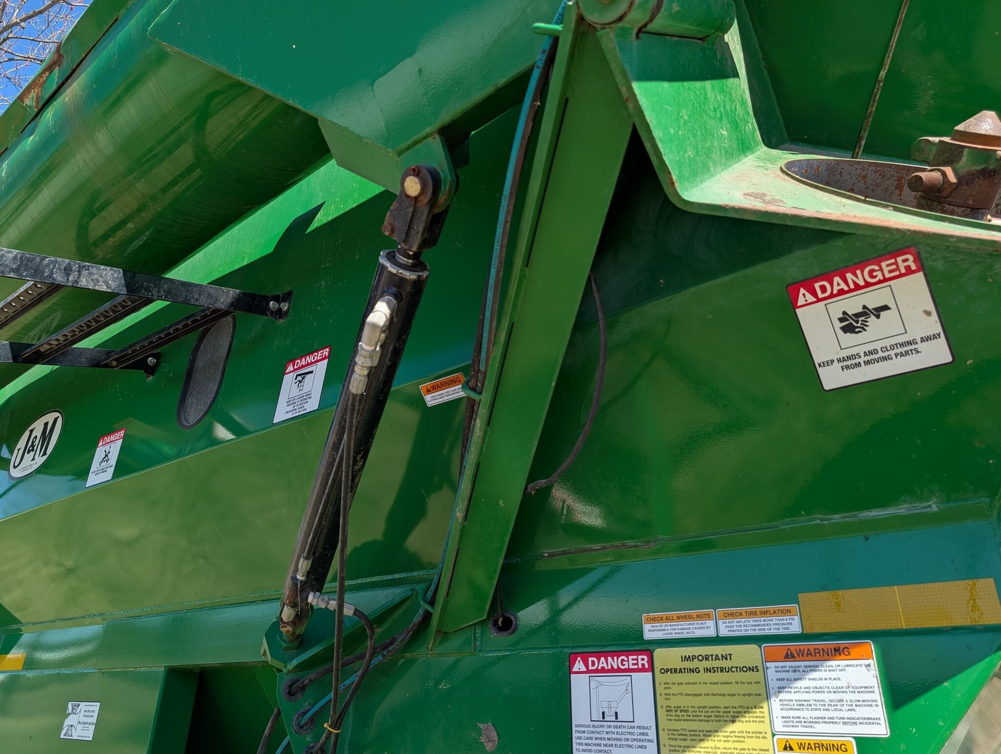 J&M 875-18 Grain Cart