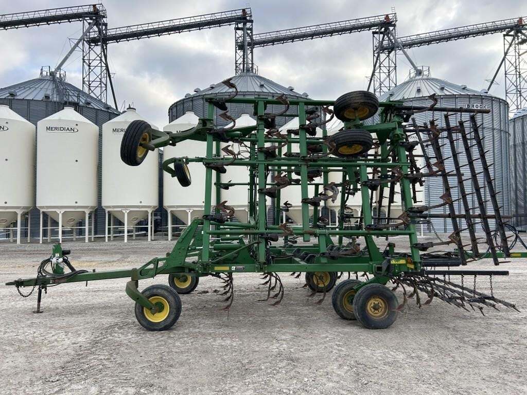  John Deere 2210 Field Cultivator