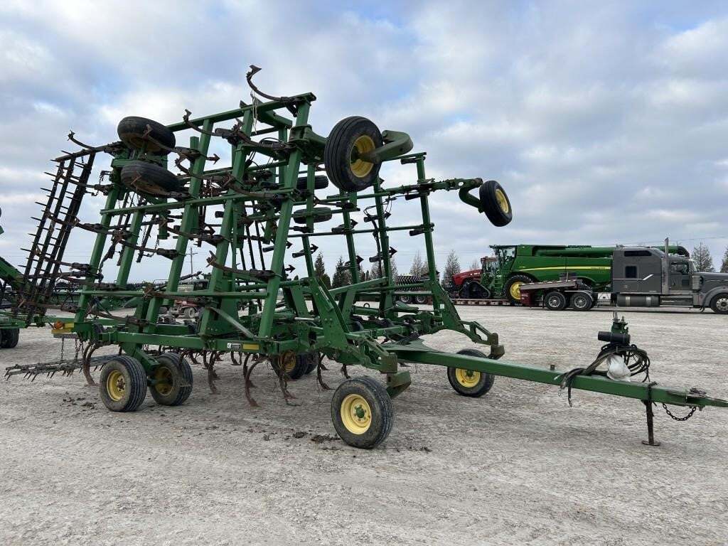 John Deere 2210 Field Cultivator