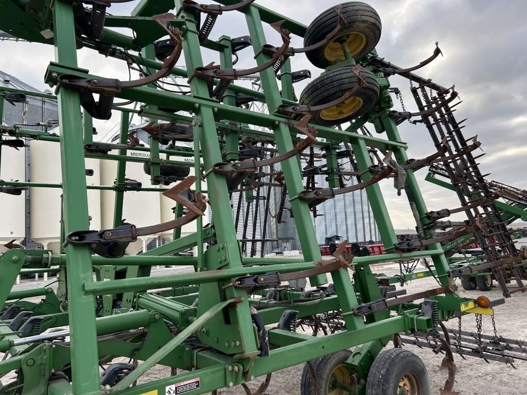  John Deere 2210 Field Cultivator
