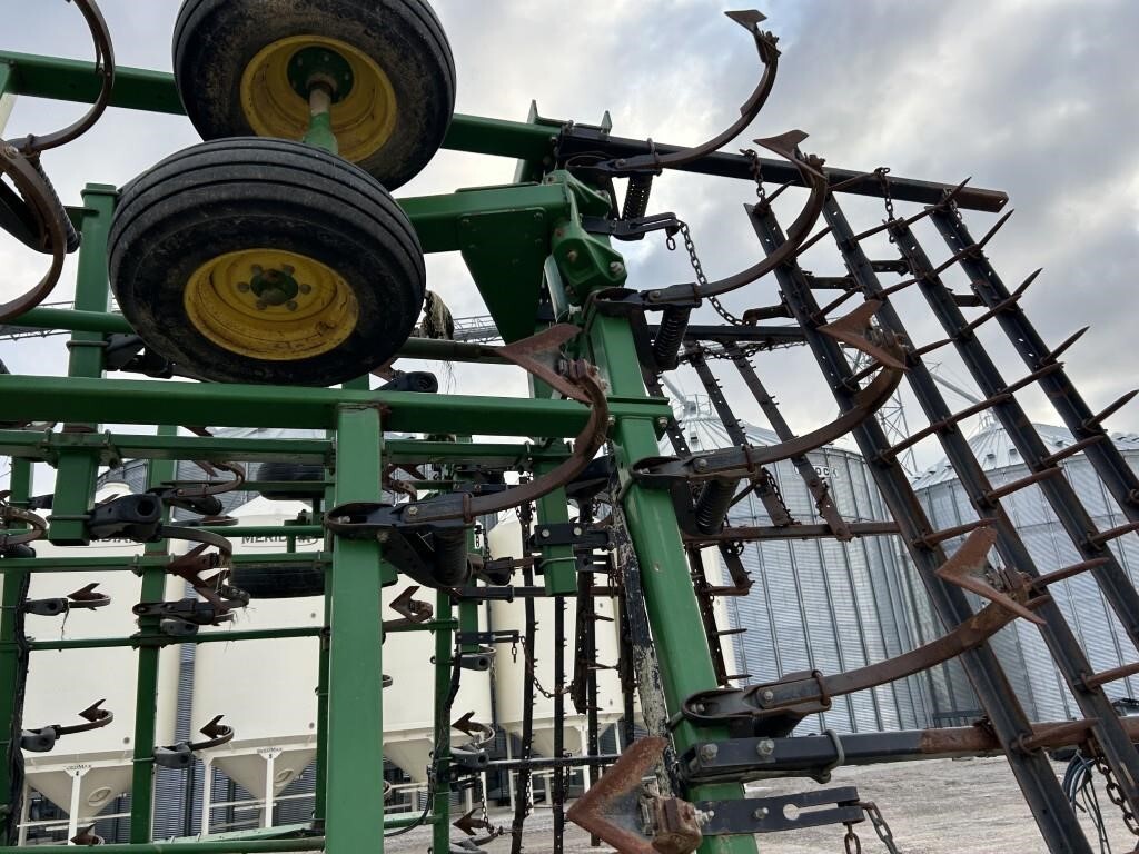  John Deere 2210 Field Cultivator
