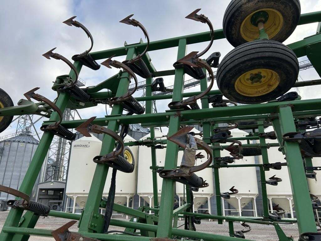 John Deere 2210 Field Cultivator