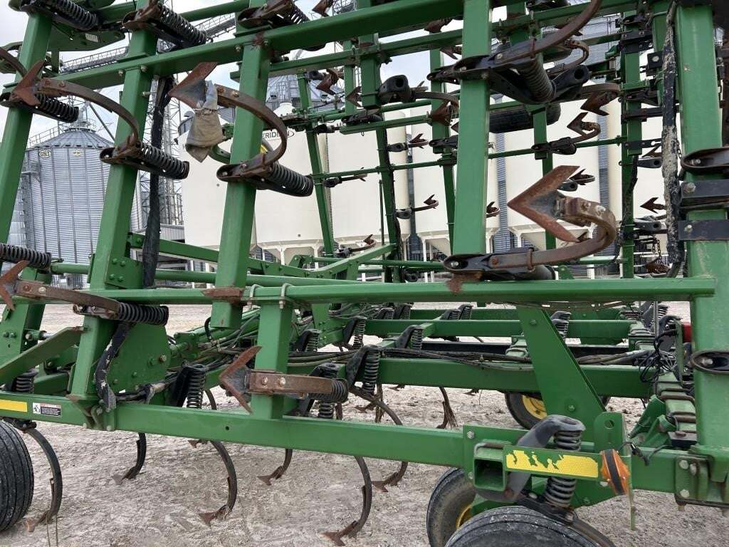  John Deere 2210 Field Cultivator
