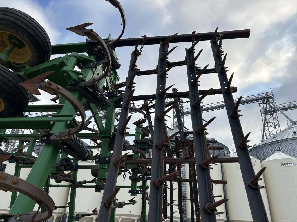  John Deere 2210 Field Cultivator