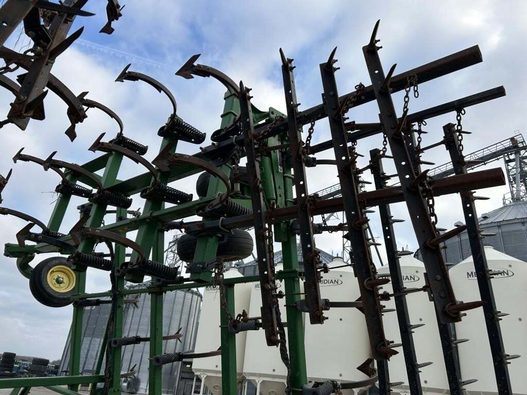  John Deere 2210 Field Cultivator