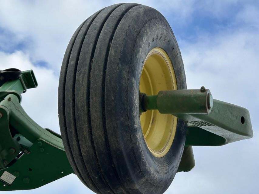  John Deere 2210 Field Cultivator