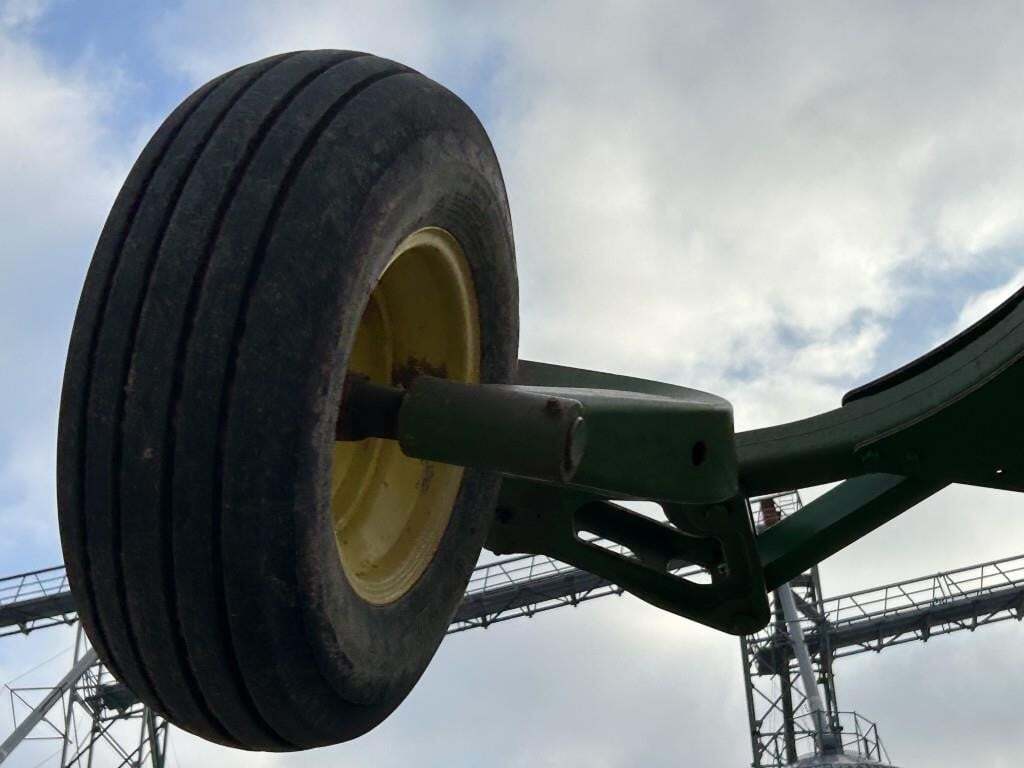  John Deere 2210 Field Cultivator