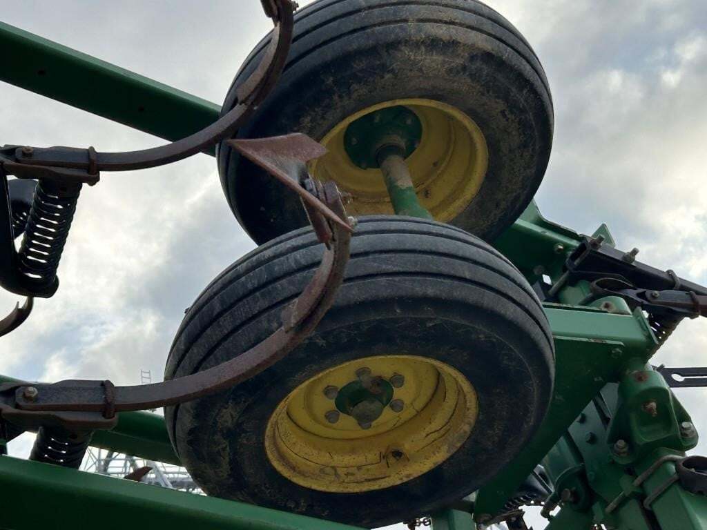  John Deere 2210 Field Cultivator