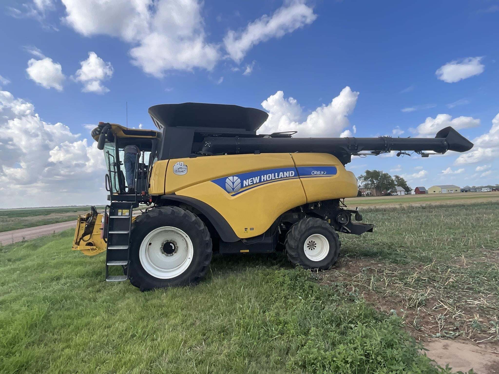 2016 New Holland CR8.90 Combine