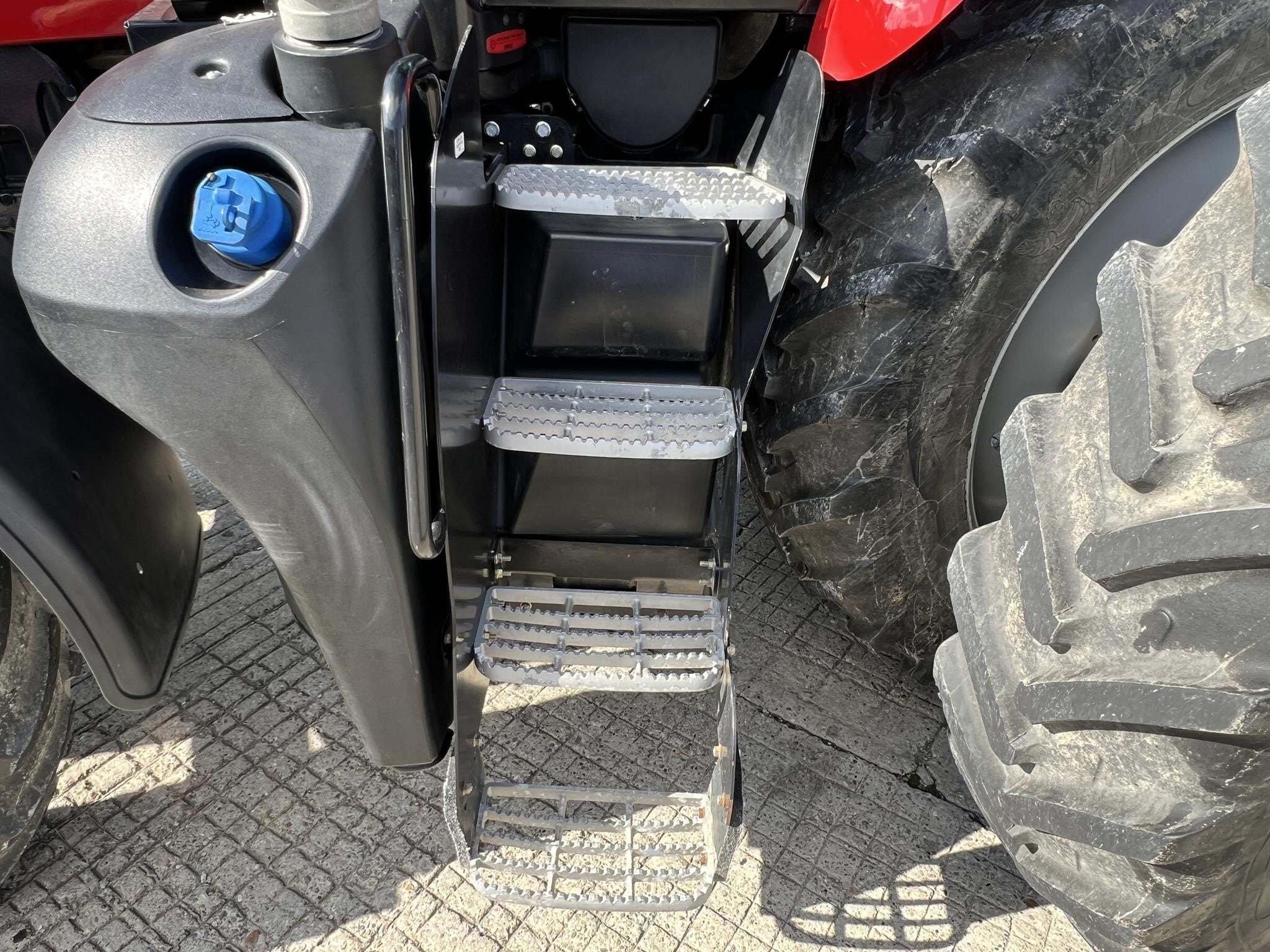 2018 Case IH Magnum 220 Tractor