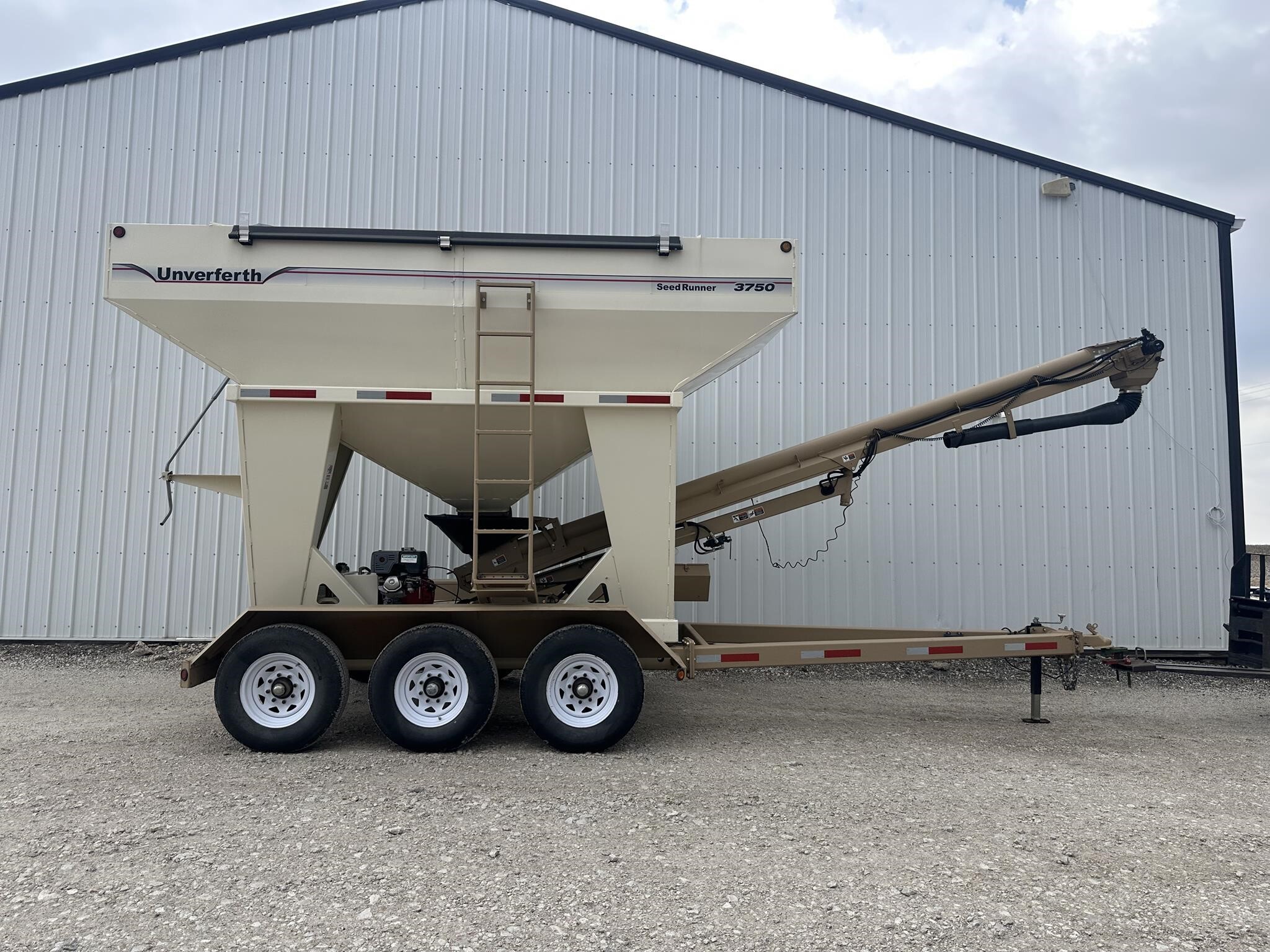 2010 Unverferth 3750 Seed Tender