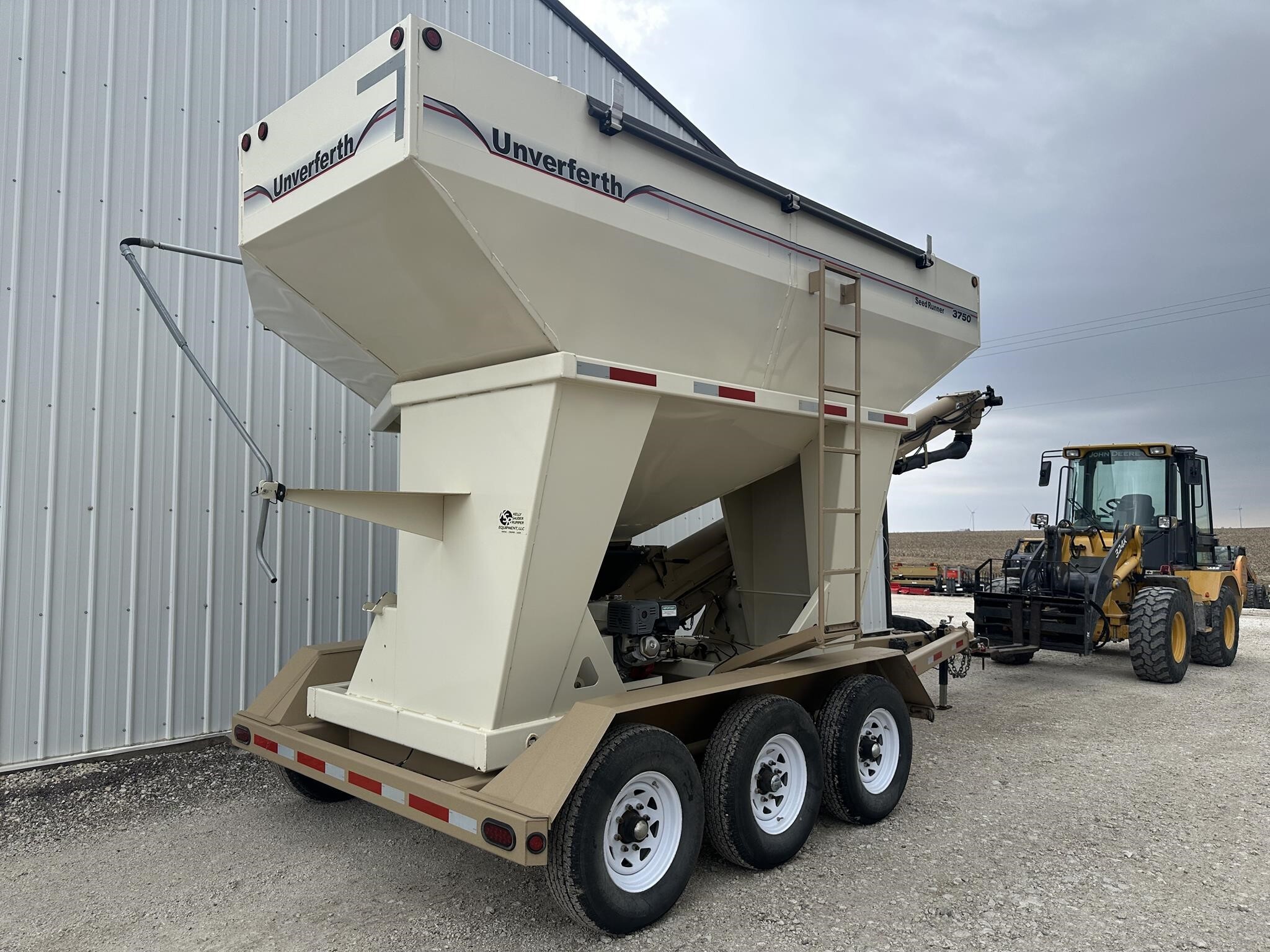 2010 Unverferth 3750 Seed Tender